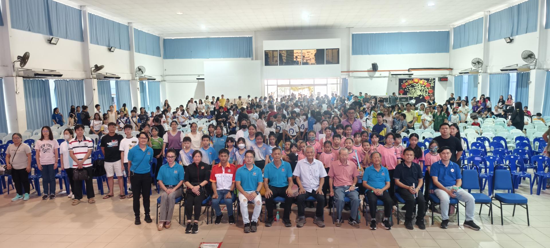 2026年全国学术比赛美里区域赛嘉宾、工委及参赛者大合照。前排左3起为马潮联青副总团长兼美里潮州公会青年团团长吴洪庆、筹备会主席姚宜松、美里潮州公会主席杨振平、开幕主宾砂拉越交通部长拿督斯里李景胜的代表天猛公杨惠生，以及永久名誉主席蔡卓殷等。