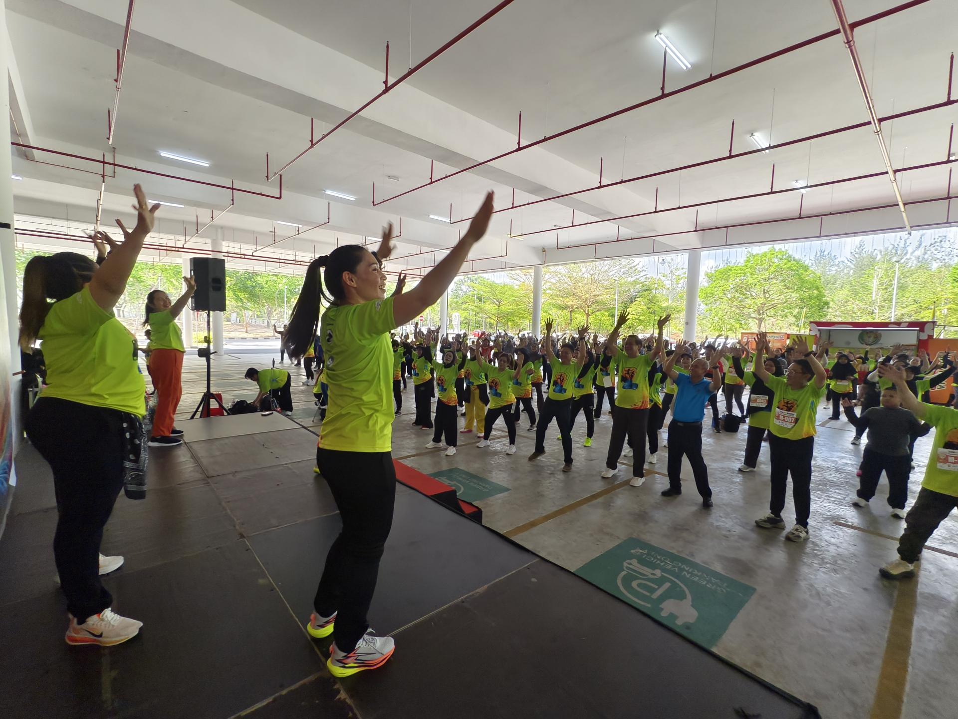 嘉宾与民众一同参与砂拉越日出有氧舞蹈，展现活力与团结精神。右起为砂拉越摄影商公会（美里区）副会长洪立川、本固鲁阿包、主宾砂旅游副部长拿督陈超耀的代表本曼查冯兆明，以及砂拉越摄影商公会会长梁詠真。