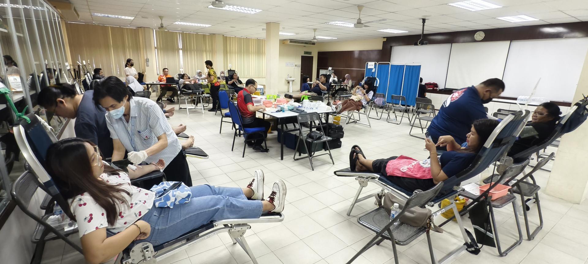 民众积极响应捐血运动，踊跃参与献出爱心。