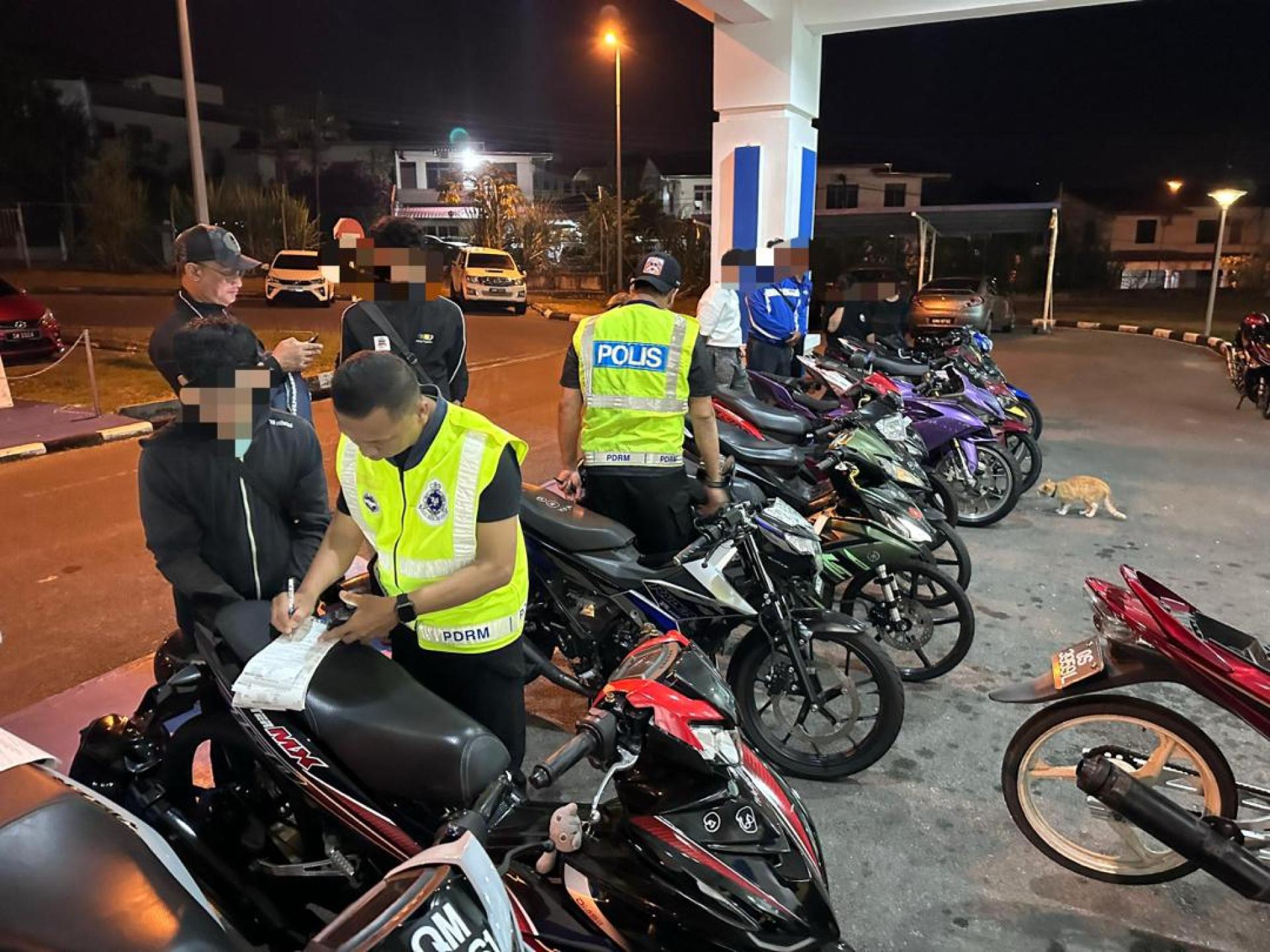 执法人员检查骑士证件，并对违规者开出罚单。