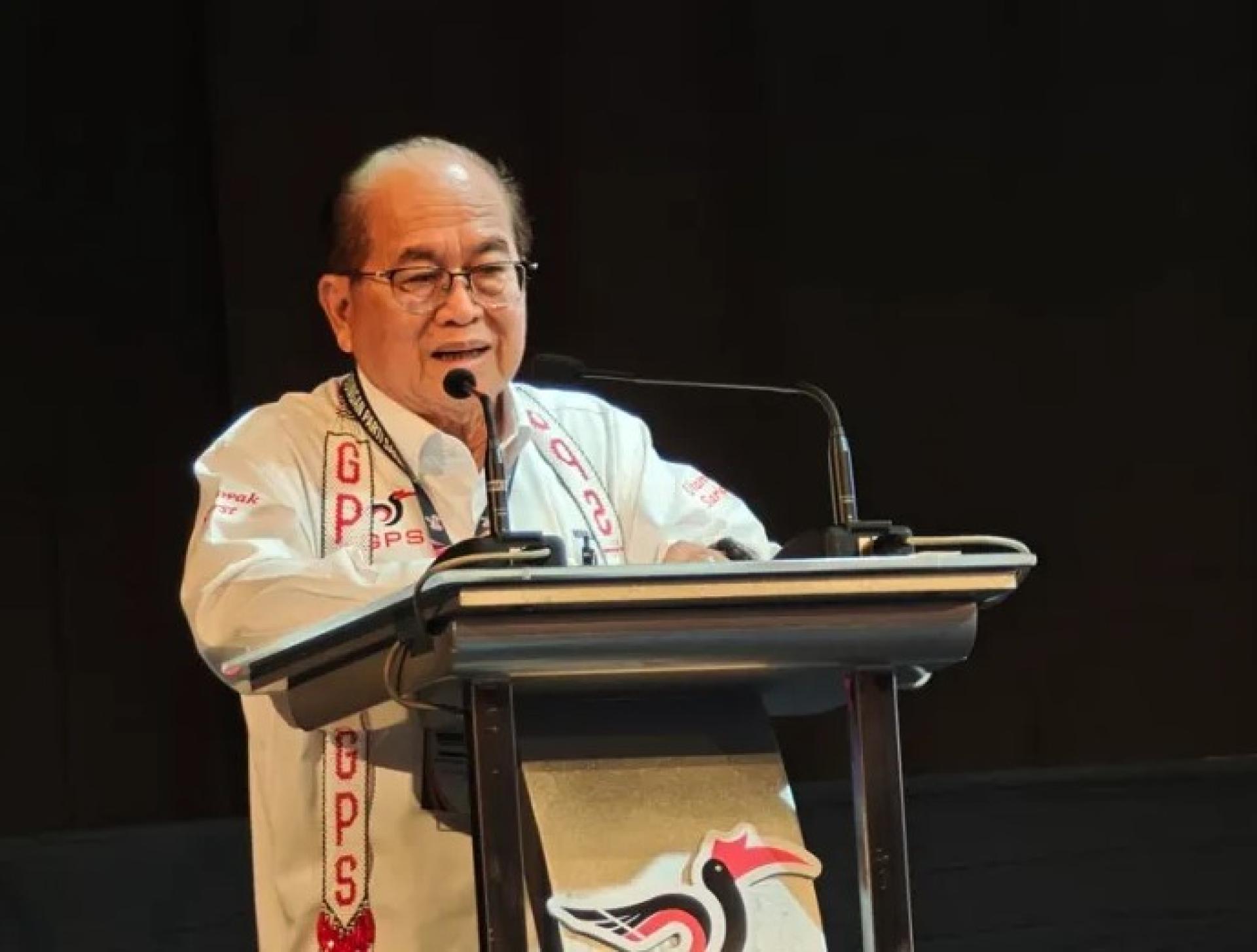 道格拉斯于2026年4月19日在古晋婆罗洲会议中心举行的砂政党联盟大会上致词。