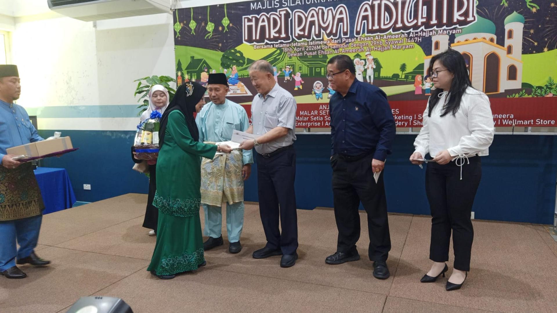 Malar Setia集团董事经理林振南移交捐款予益善中心执行信托委员会成员彭基兰拿汀诺莱妮