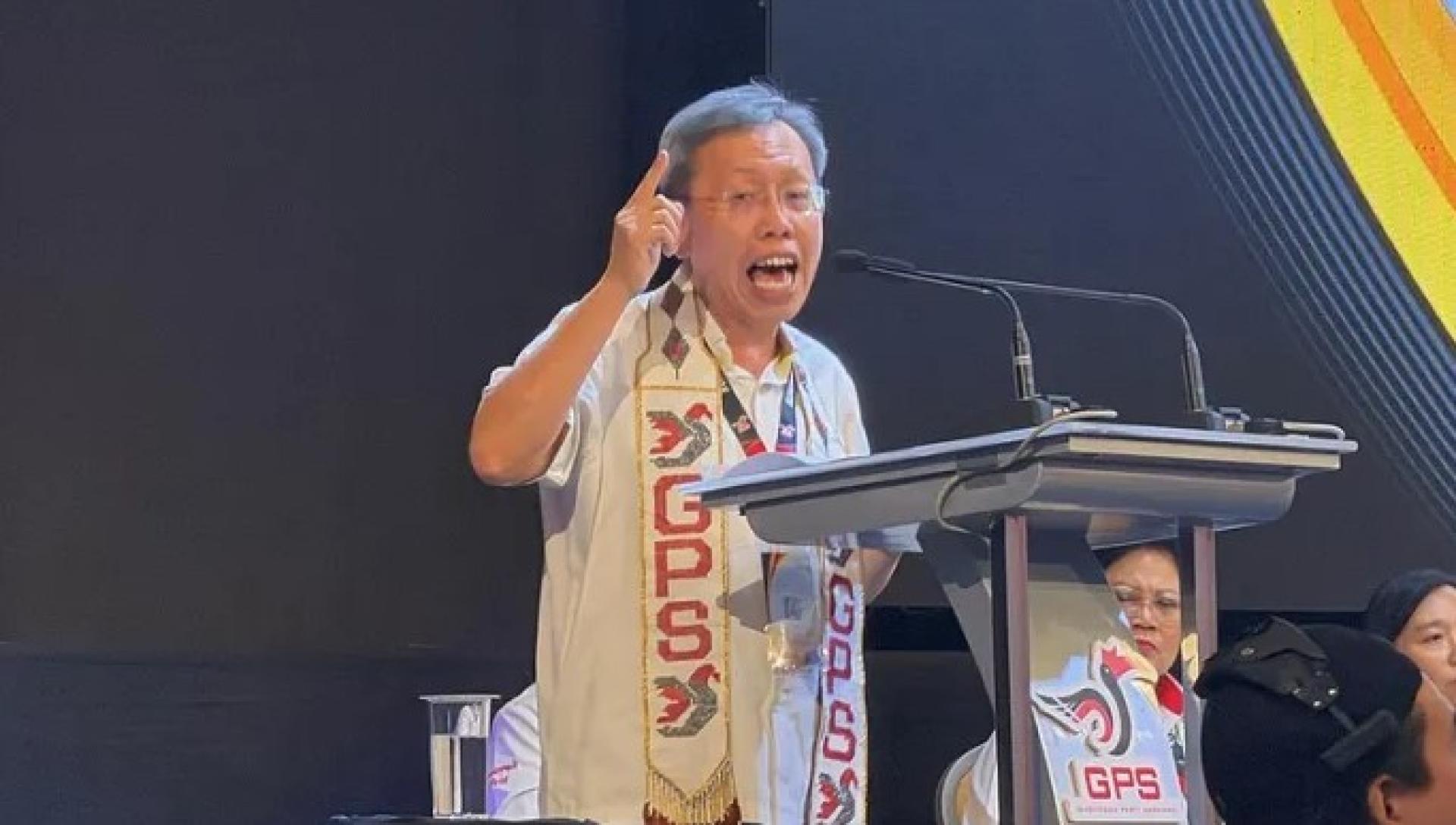 沈桂贤于2026年4月19日在古晋婆罗洲会议中心举行的砂政党联盟大会上致词。