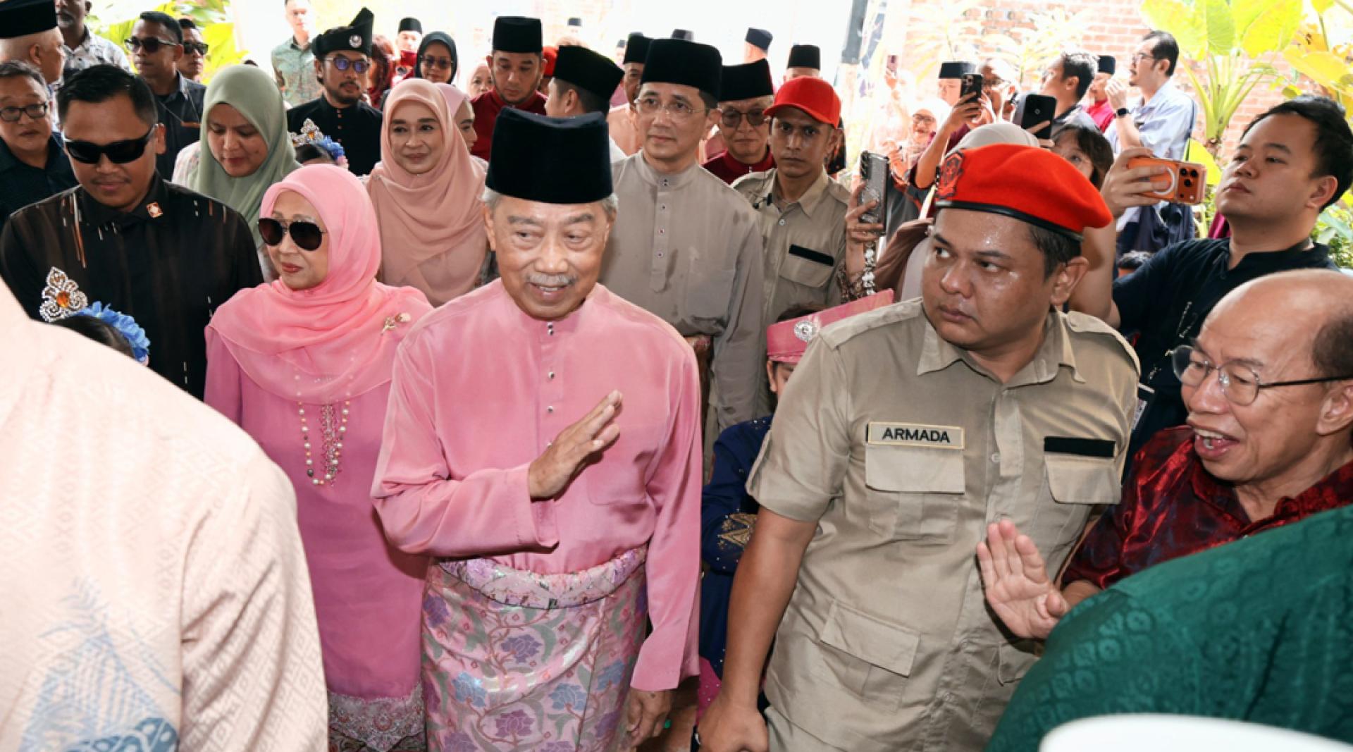 慕尤丁（左3）嘲讽执政党是因为怕输，才会想滥用紧急状态来拖延选举。