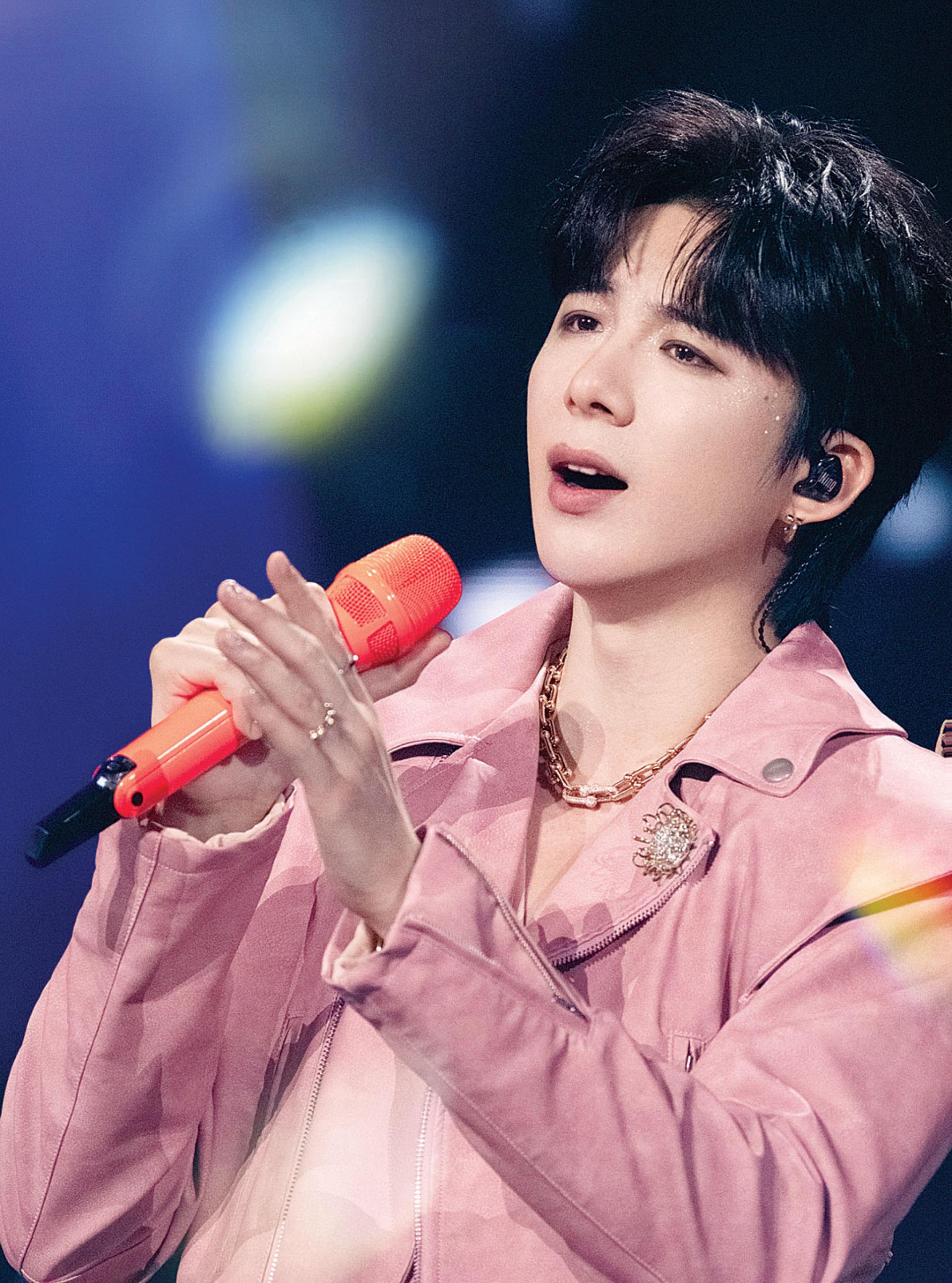 刘宇宁强忍身体不适开唱。