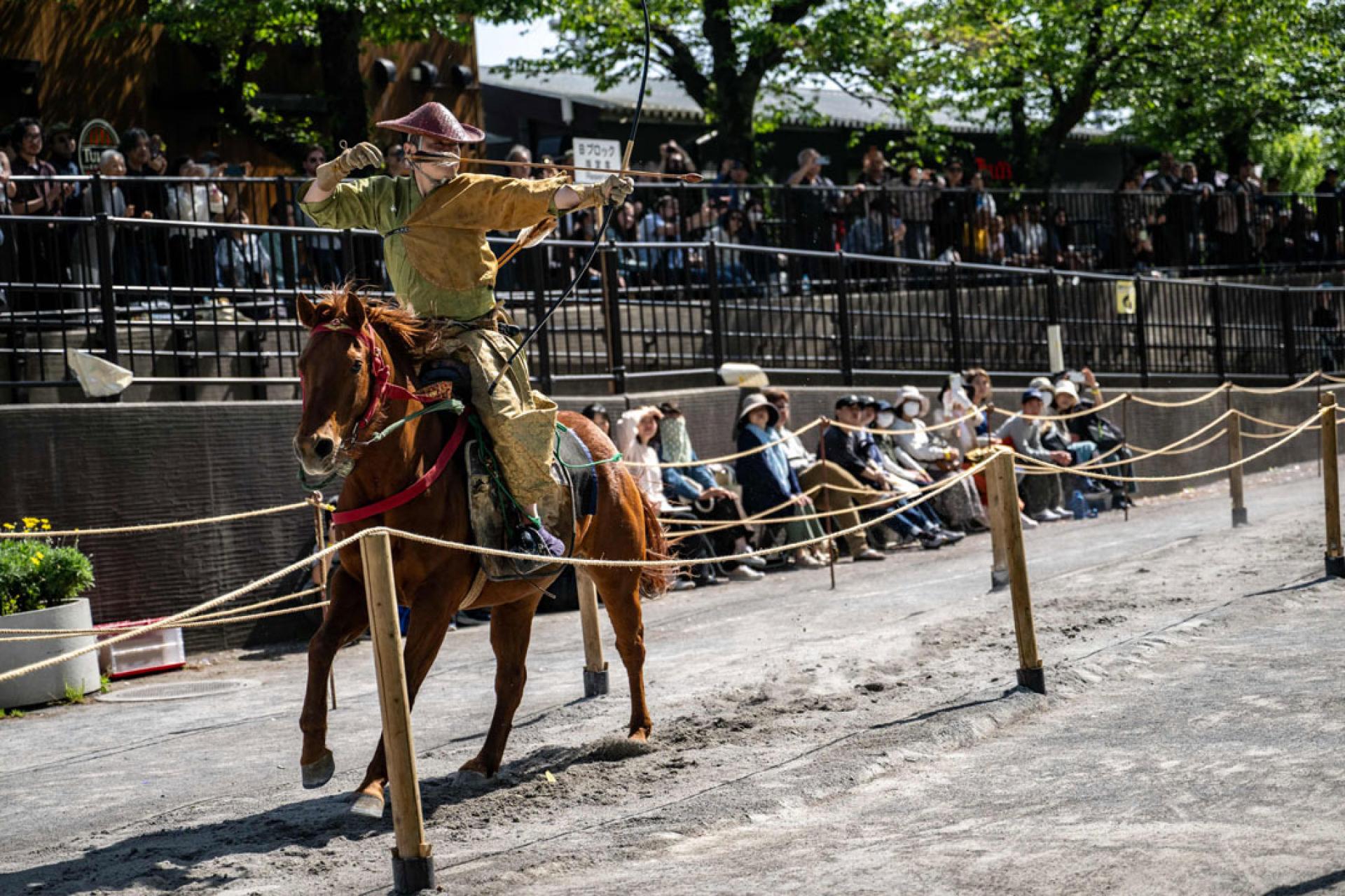 18日在东京浅草地区的隅田公园，一名身着传统服饰的弓箭手骑在马上，向靶子射箭。活动是日本著名的传统祭典仪式“流镝马”（弓马术）。其历史可追溯至平安时代与镰仓时代，最初是武士们为了祈求天下太平、五谷丰登，并展现高超骑射技巧的祭神仪式。