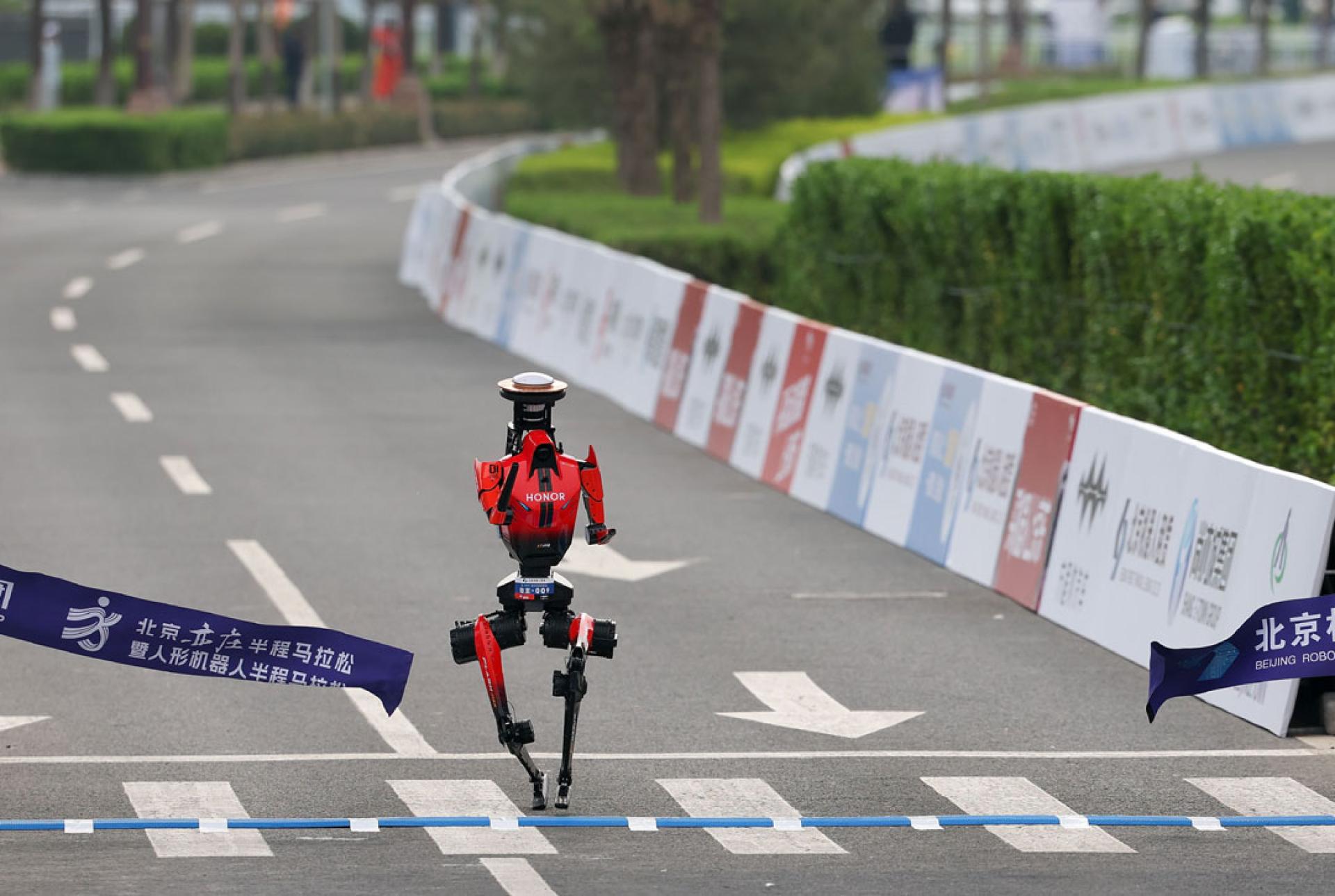 齐天大圣队自主人形机器人选手闪电在比赛中冲线。