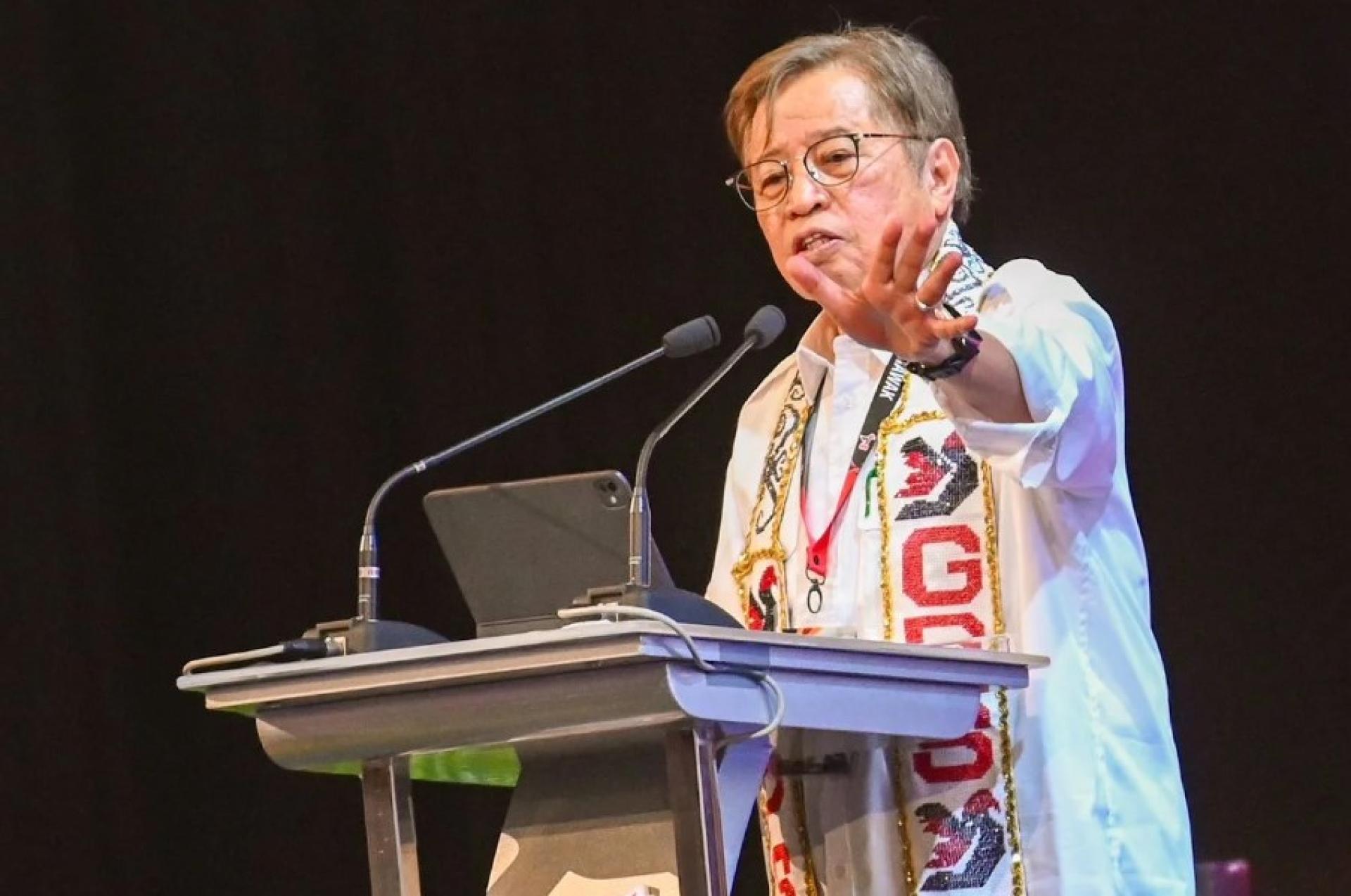 阿邦佐今日在古晋婆罗洲会议中心举行的砂政党联盟大会上致词。