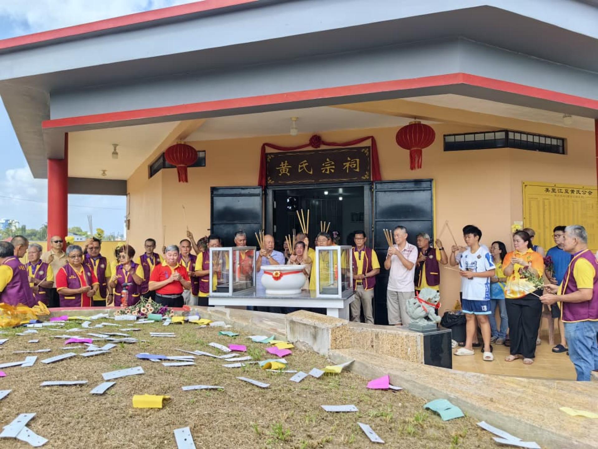 美里江夏黄氏公会宗亲齐聚江夏堂黄氏宗祠，参与清明春祭祀祖仪式。