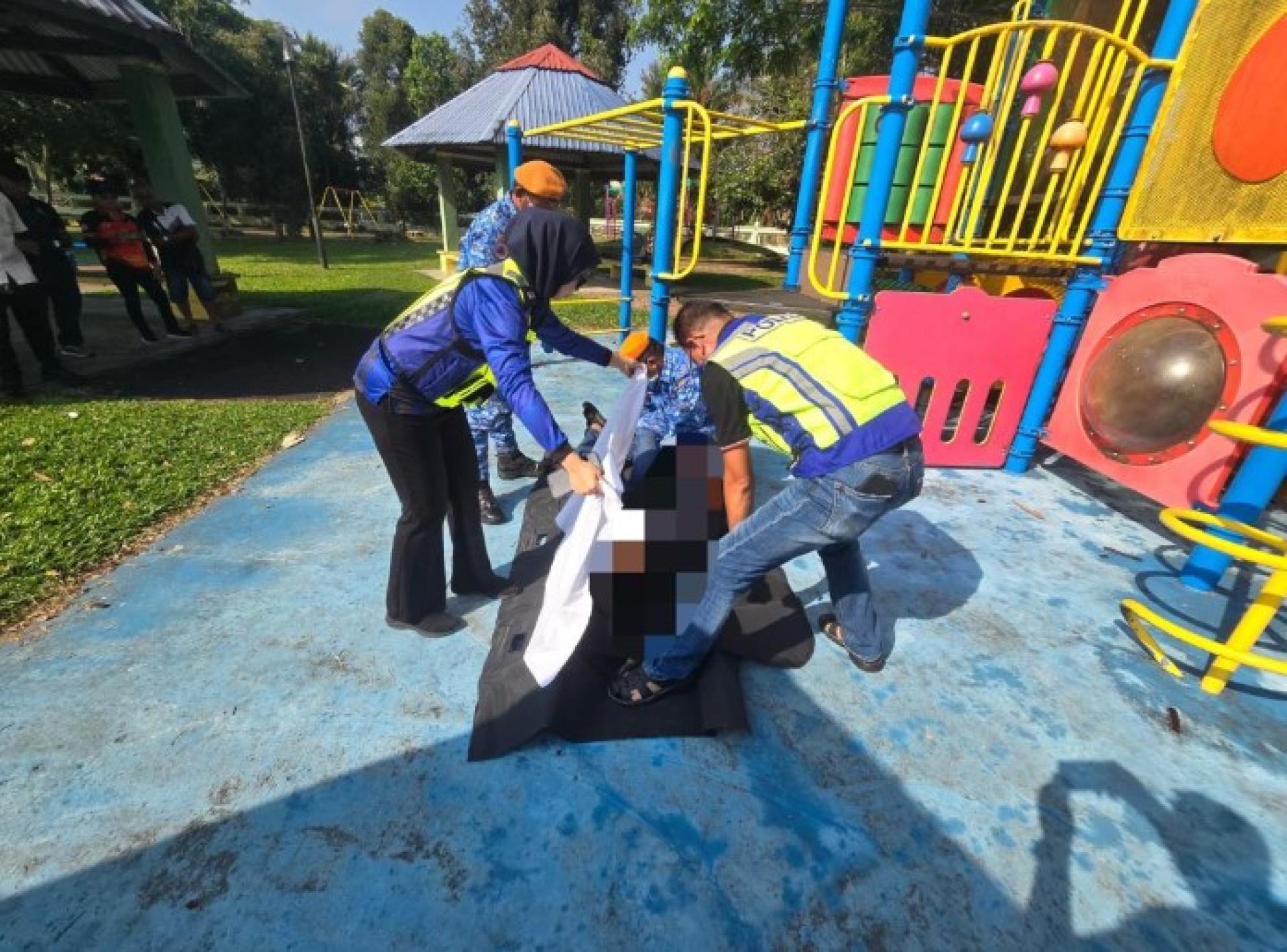 警员协助将死者遗体抬上车，送往沐胶医院。