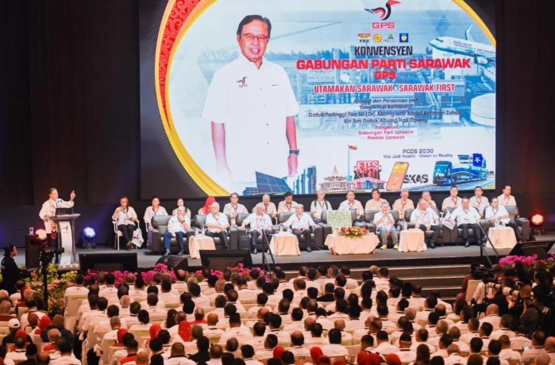 阿邦佐今日在古晋婆罗洲会议中心举行的砂政党联盟大会上致词。