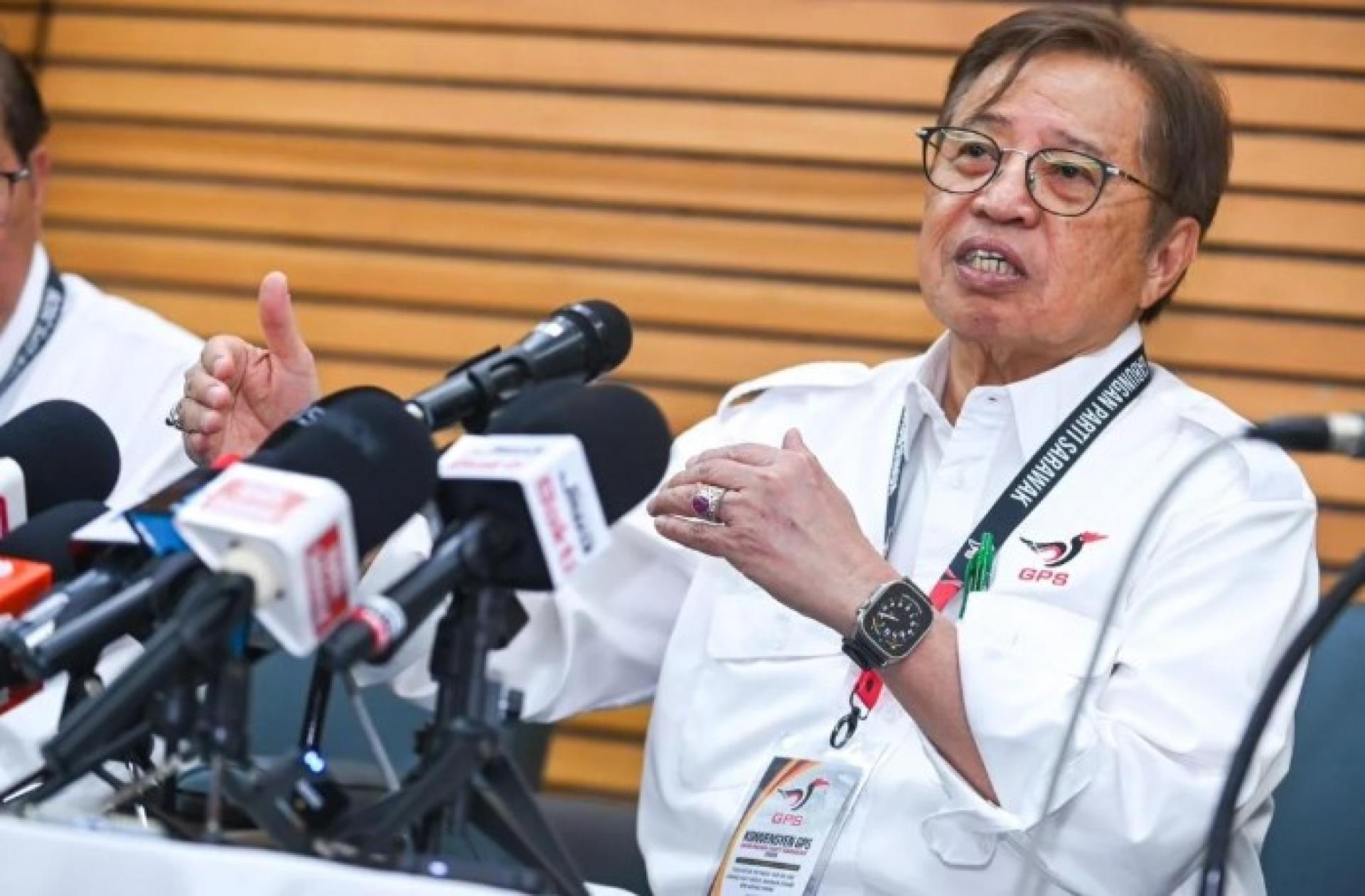 砂总理阿邦佐今日在古晋婆罗洲会议中心举行新闻发布会。