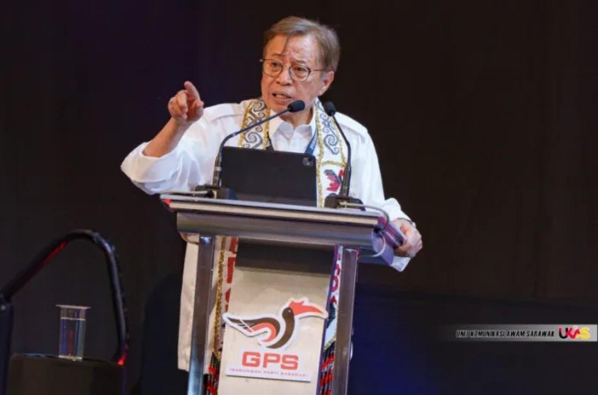 阿邦佐今日在古晋婆罗洲会议中心举行的砂政党联盟大会上致词。