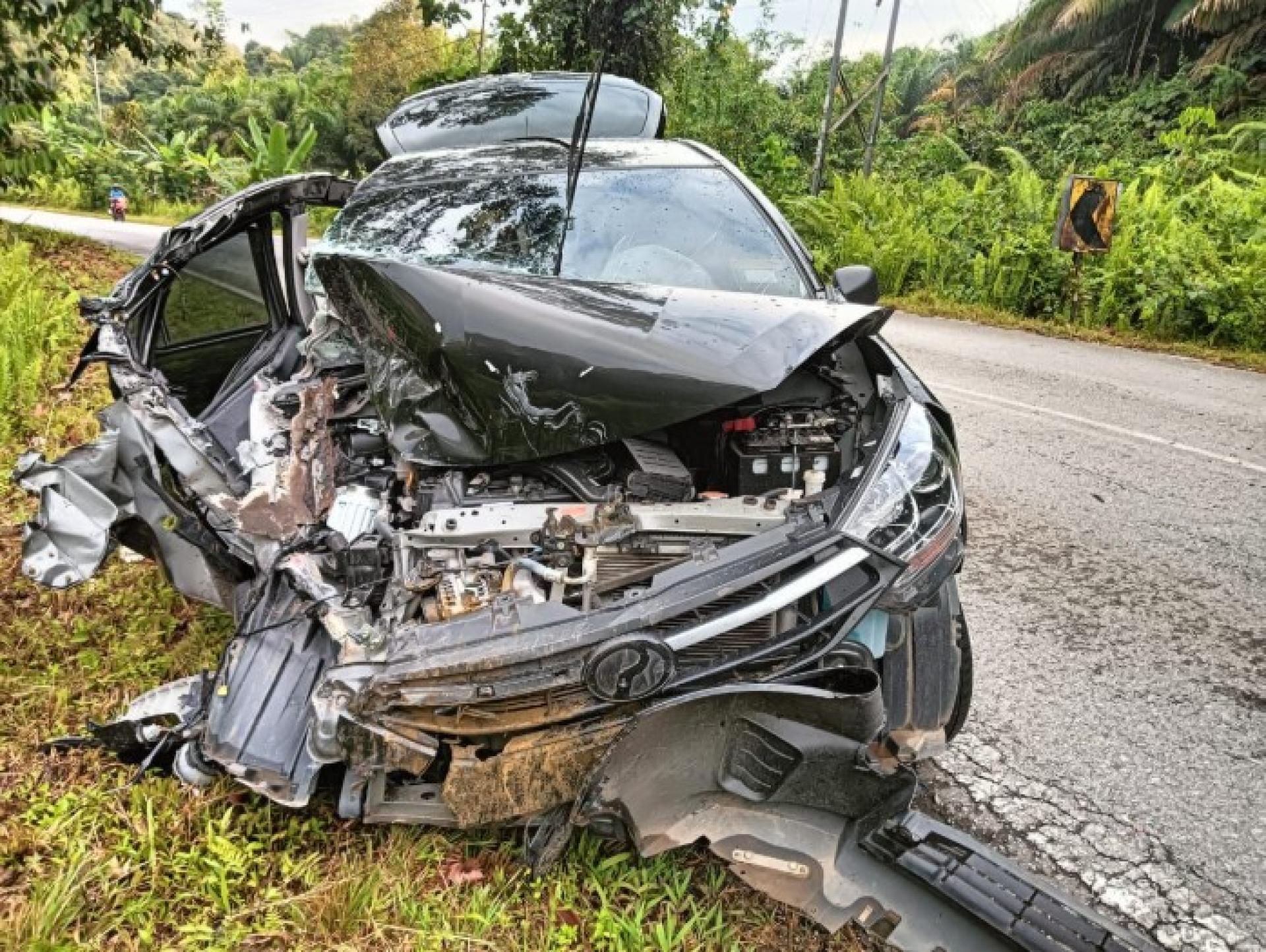 涉及事故的车辆在巴干巴拜路的状况。照片：如楼警区总部。