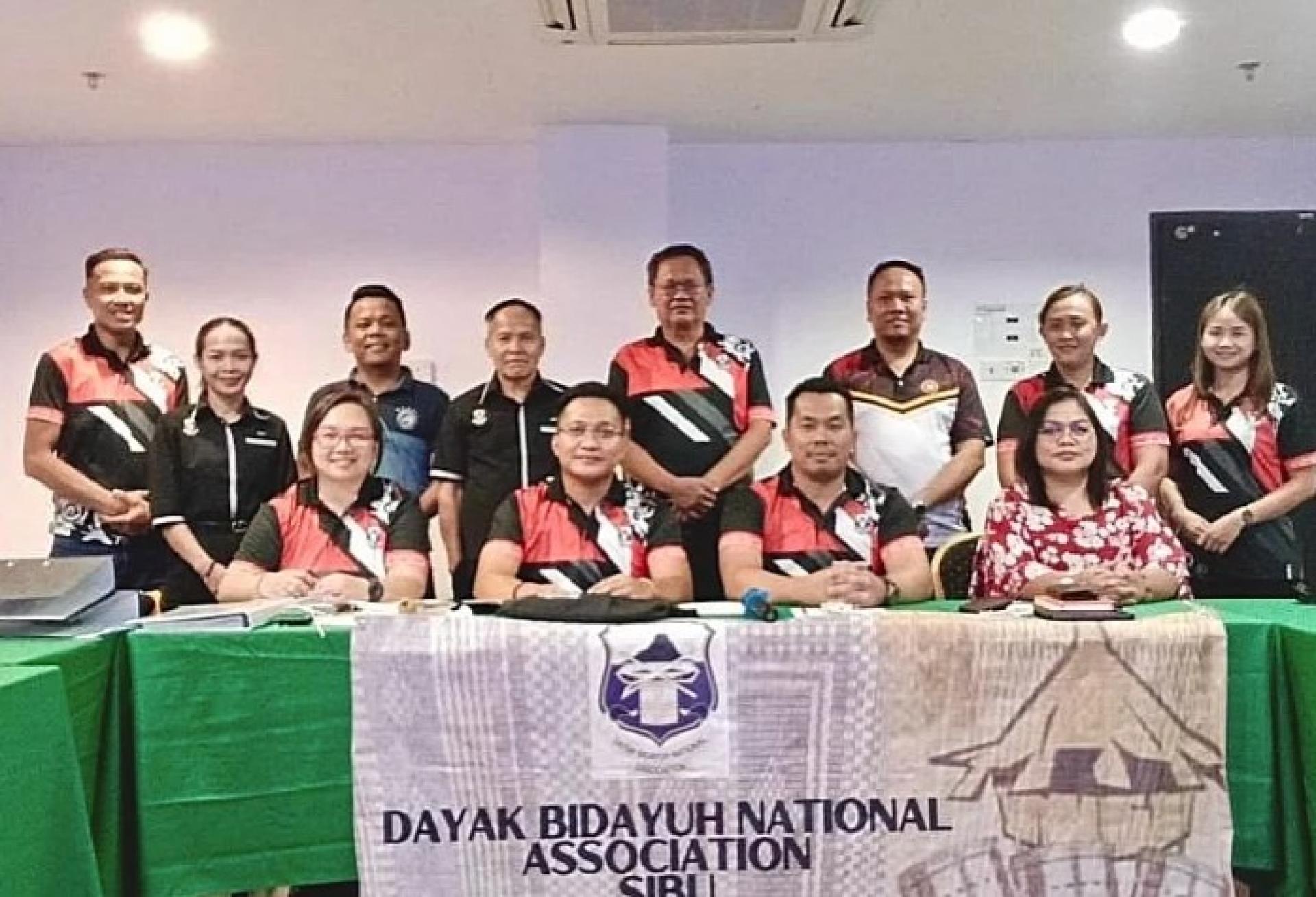 德里恩（坐者左2）与执委会成员在会议后合影留念。