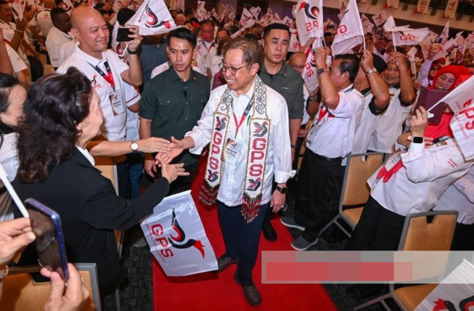 阿邦佐哈里抵达会议时与代表握手致意。