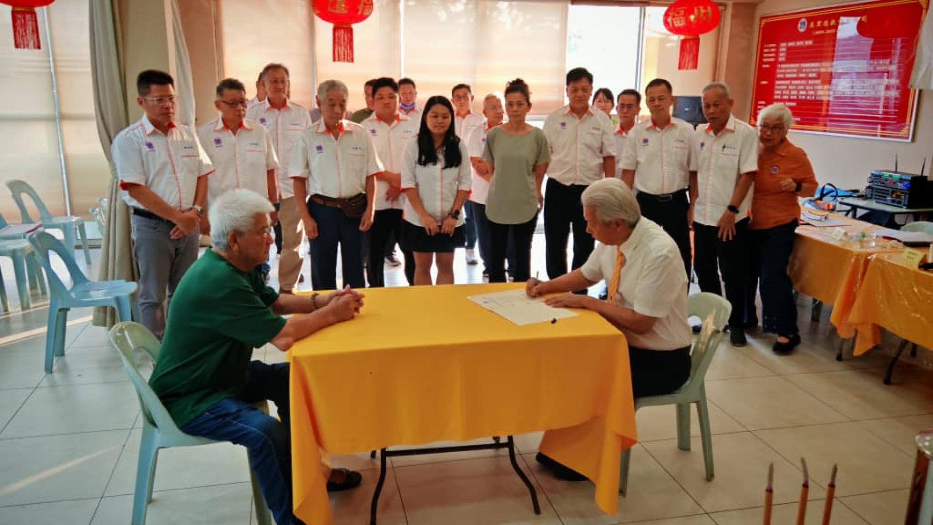 美里德教会紫理阁阁长贝清湛在宣誓书上签名，由监誓人杨兴凯见证。