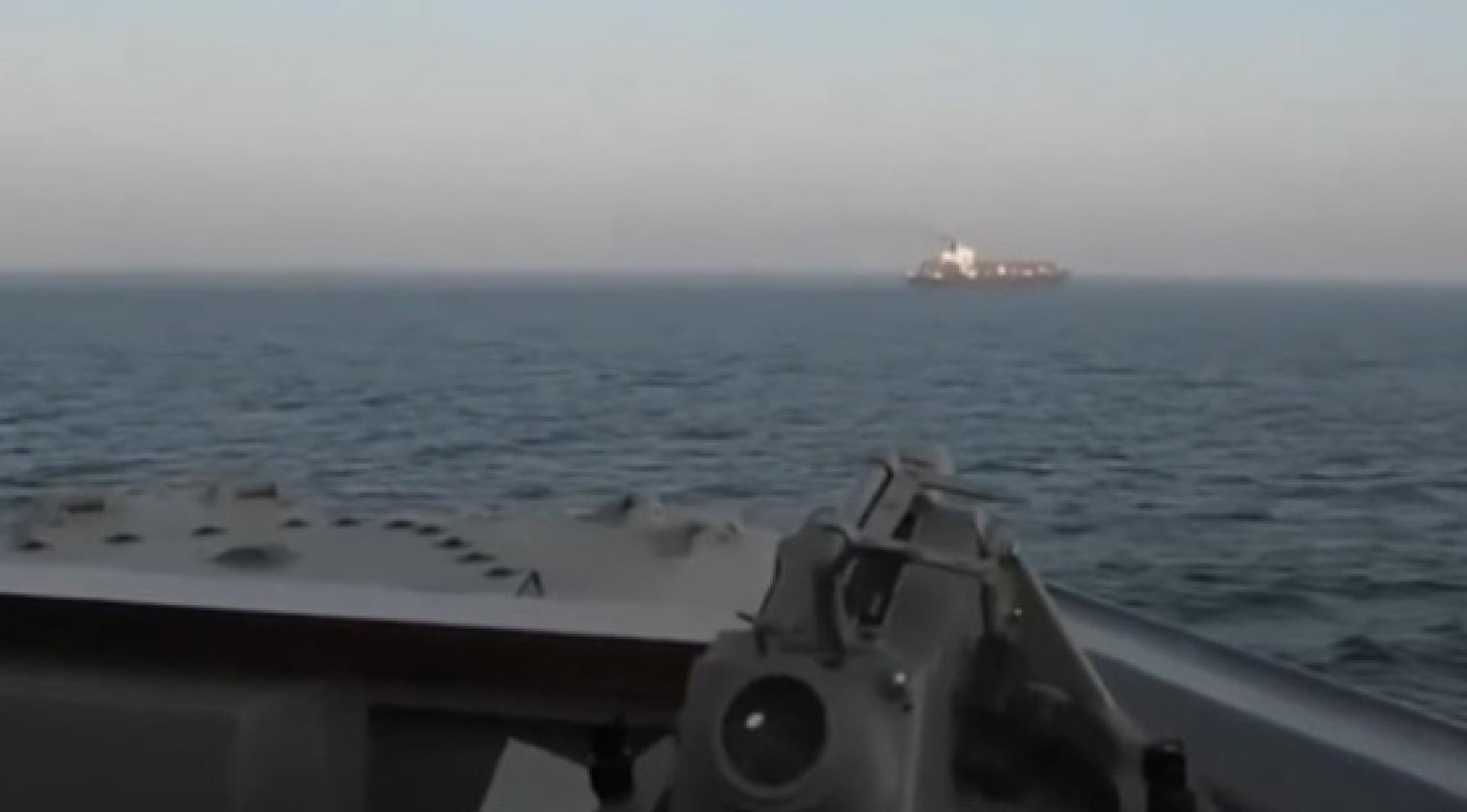美军中央司令部发布视频，显示美舰向一艘集装箱货船发出警告，随后数次开炮。