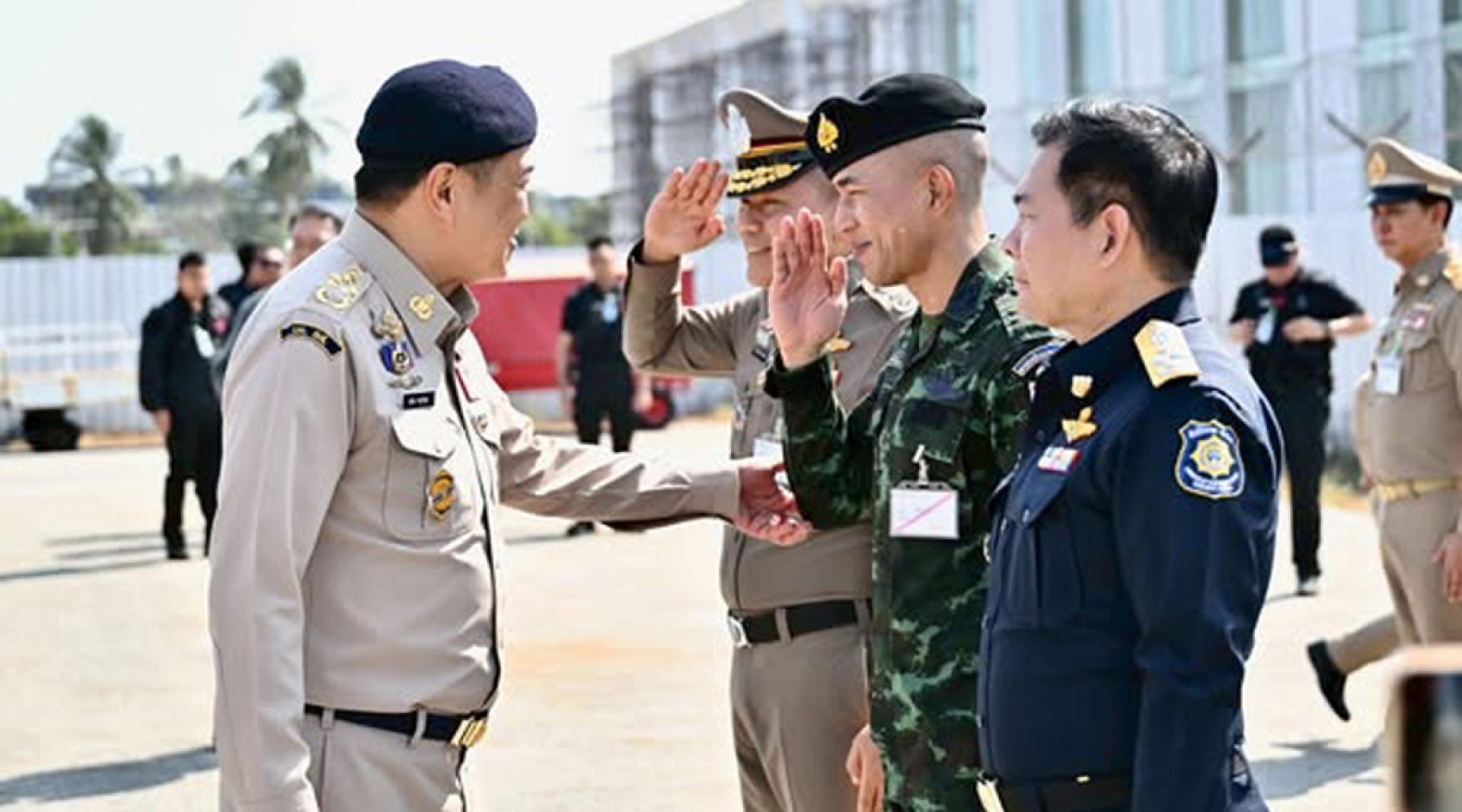 泰国首相阿努廷（左）17日亲自到泰南边境地区视察，旨在恢复公众对当地局势的信心。