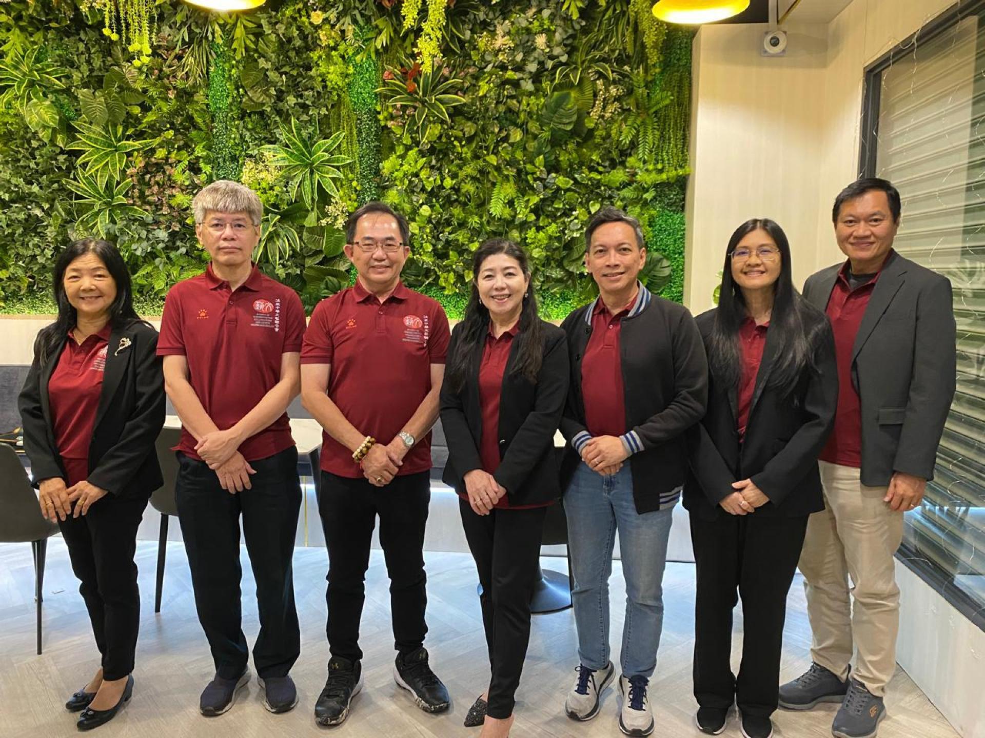 汶莱中华文艺联合会七位理事将赴美里出席第十三届世界华文作家代表大会。左四为会长陈丽珍