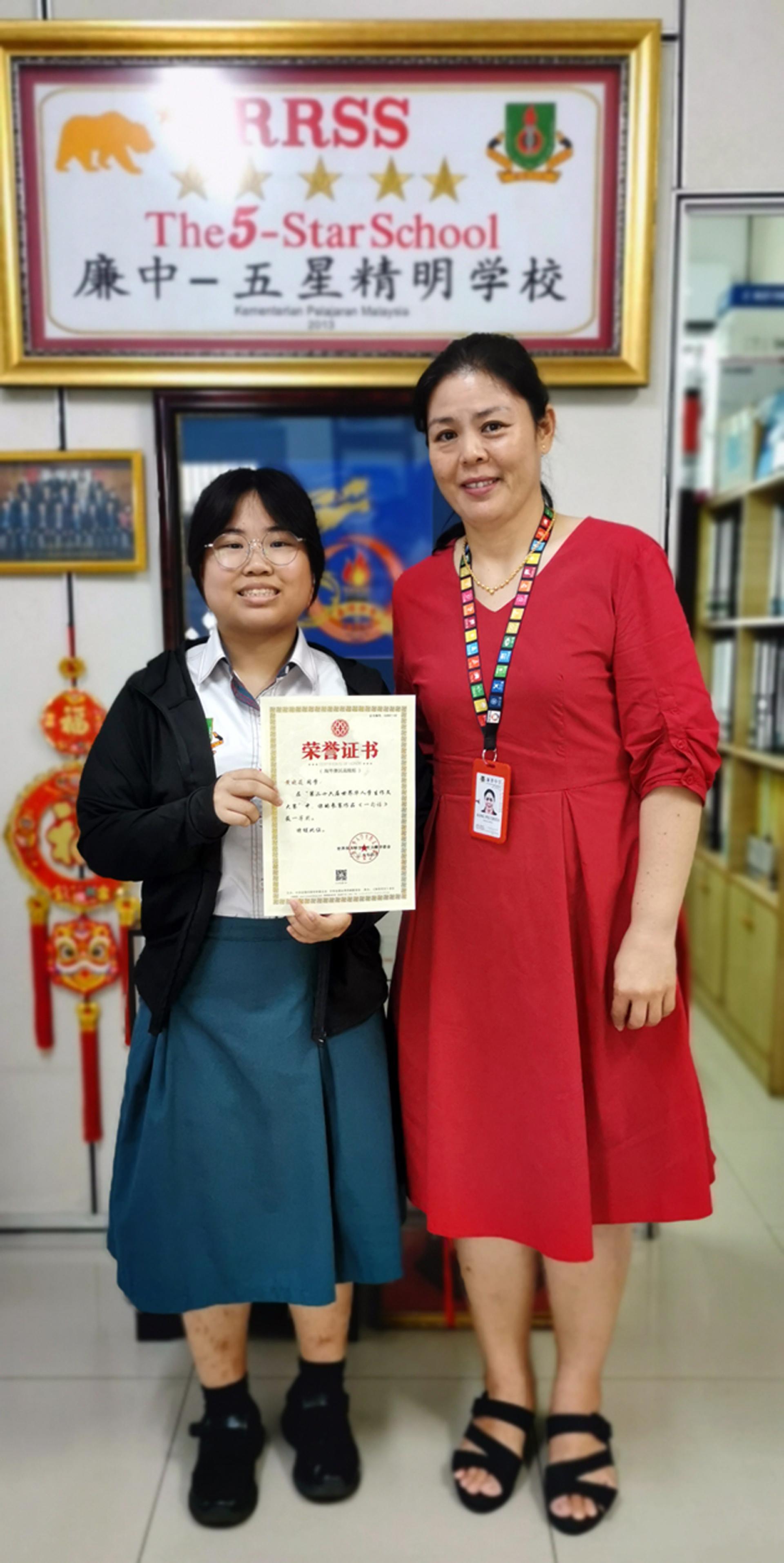 黄晓莜同学（左）于江佩娟校长合照。