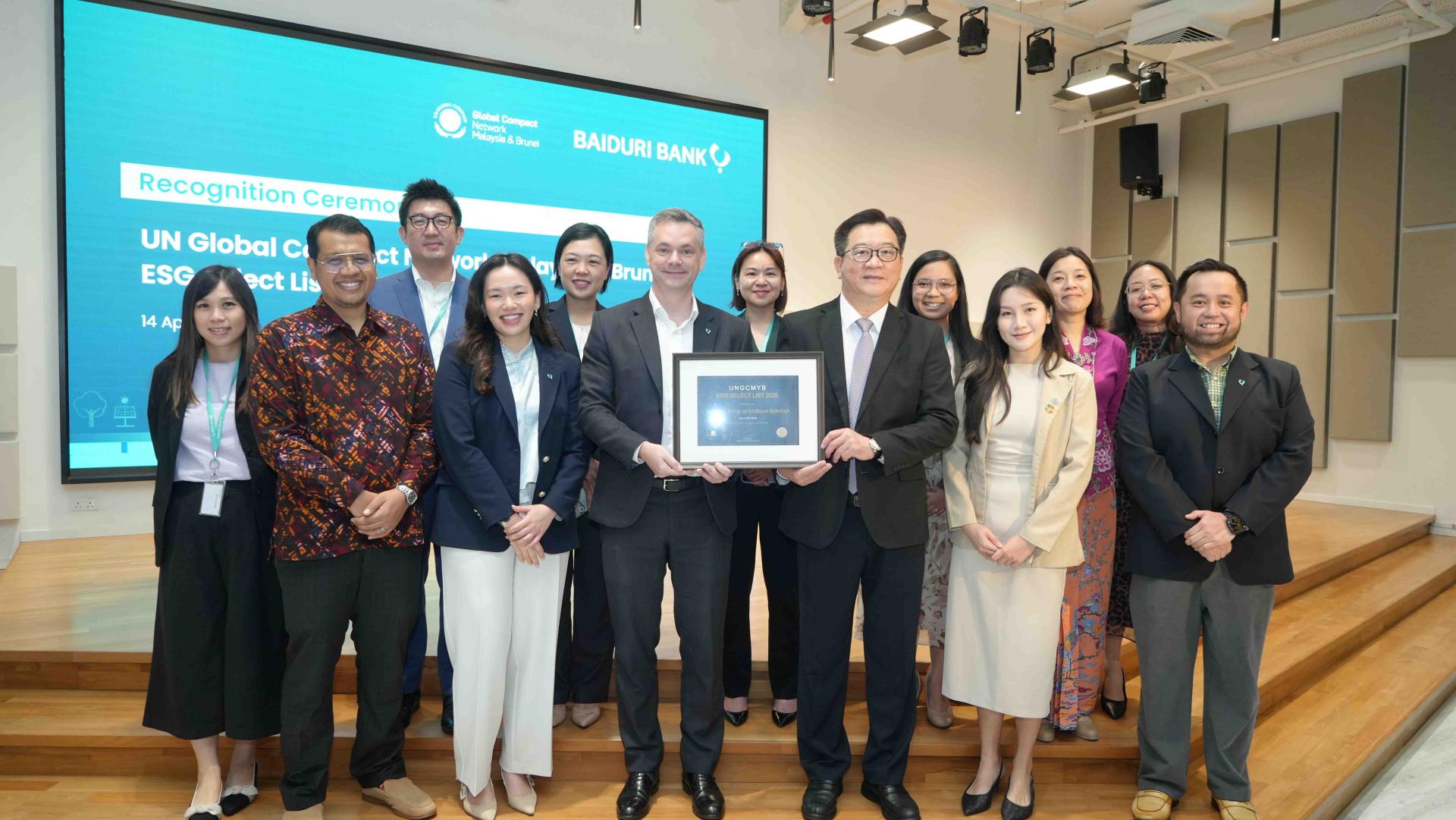 曼努埃尔布伦斯颁发ESG精选名单三星级证书予佰都利银行首席执行官郑荣辉