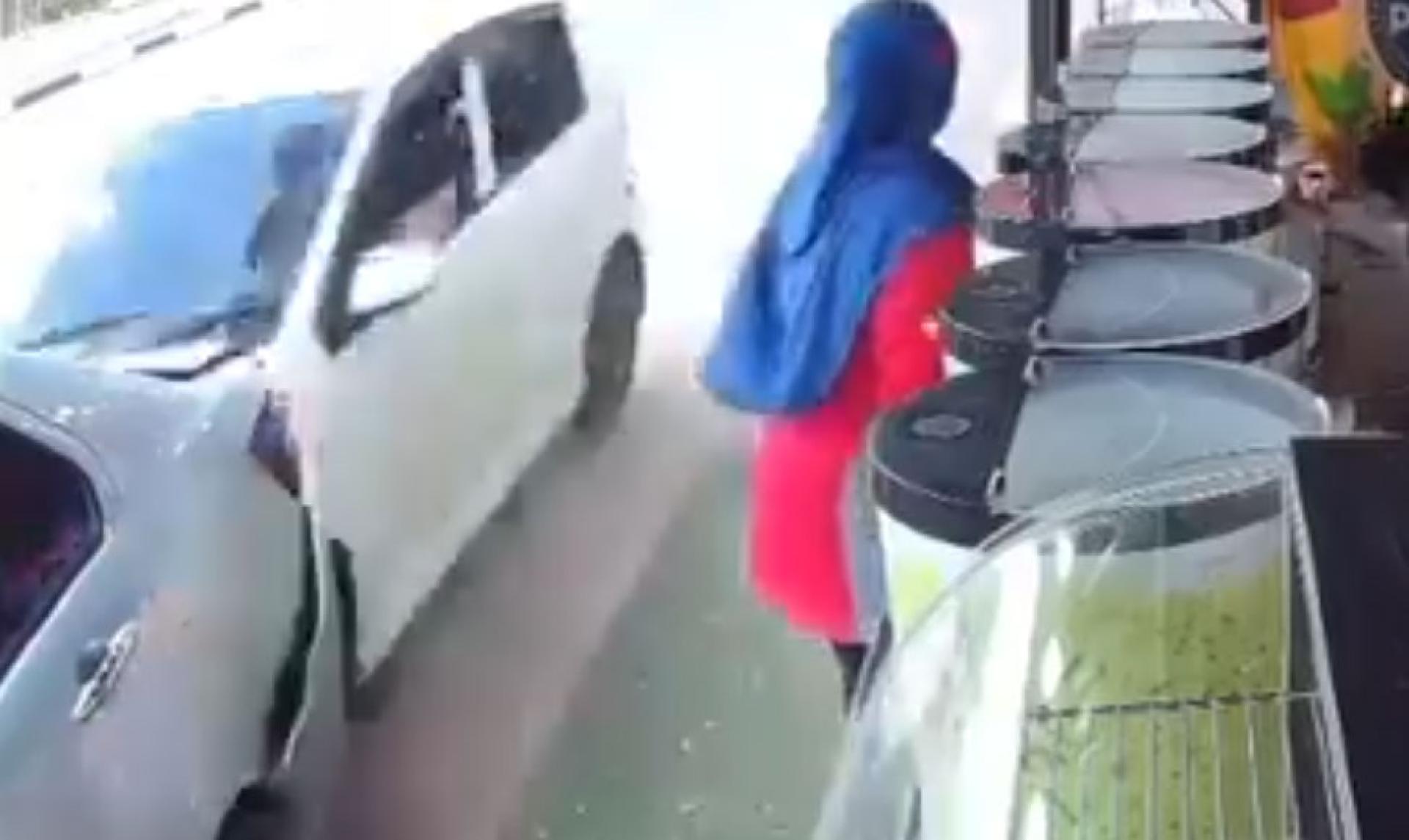 一辆失控的Perodua Viva轿车高速冲撞停在路边摊旁的Perodua Bezza。