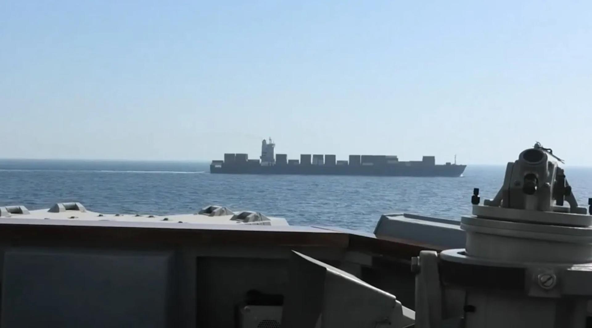 美军中央司令部发布视频，显示美舰向一艘集装箱货船发出警告，随后数次开炮。