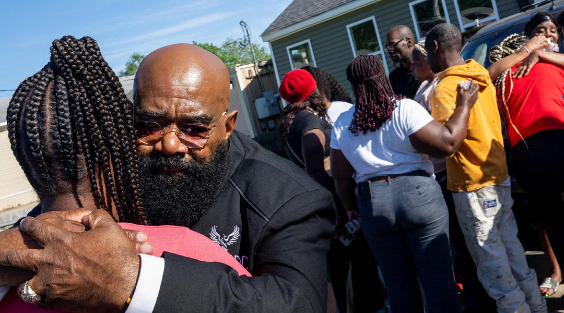 在美国路易斯安那州什里夫波特市，普格和埃尔金斯两家人19日聚集在一起，悼念于当天凌晨发生的家庭暴力事件中丧生的亲人。