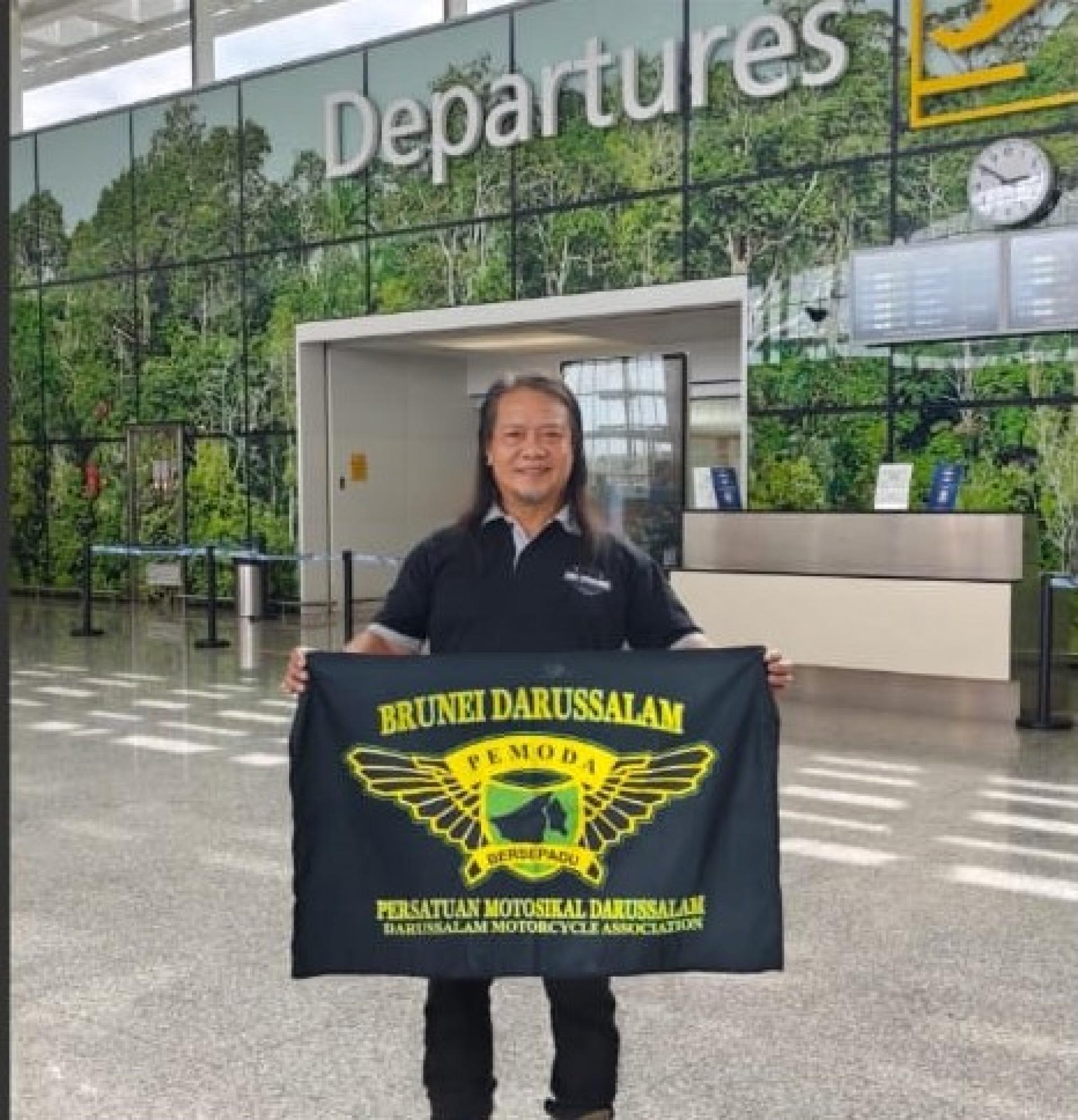 达鲁萨兰摩托车协会荣誉会员阿布巴卡在机场摄