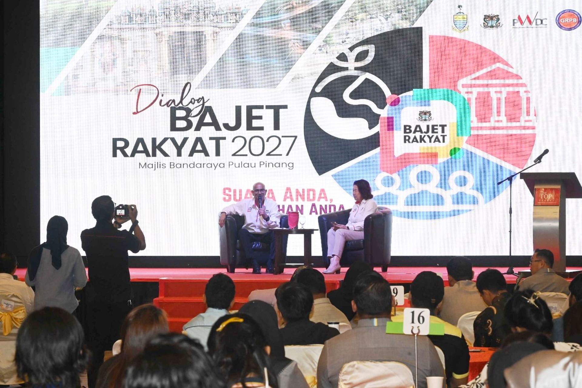 拉詹德兰在“槟岛市厅2027年预算案与民对话会”发表谈话，右为拿督王美玲。