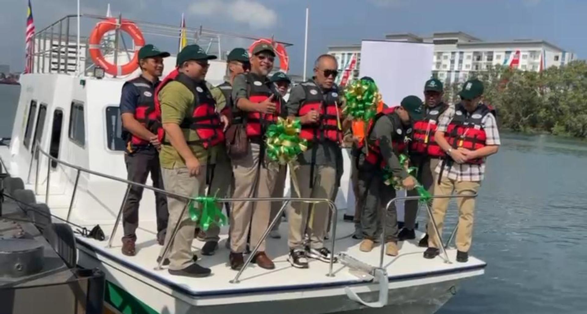 砂城市规划、土地行政及环境部副部长拿督连达立夫沙烈为砂拉越森林机构（SFC）首艘海洋研究船主持启用礼。