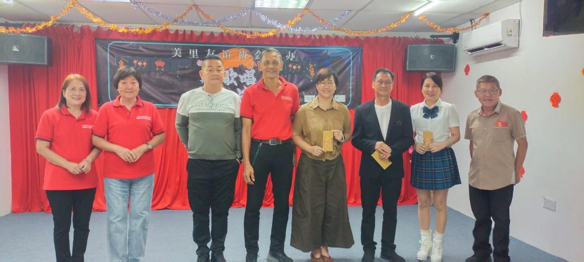 冠亚季殿军得奖者与筹备会成员合影；左4为会长杨振平。