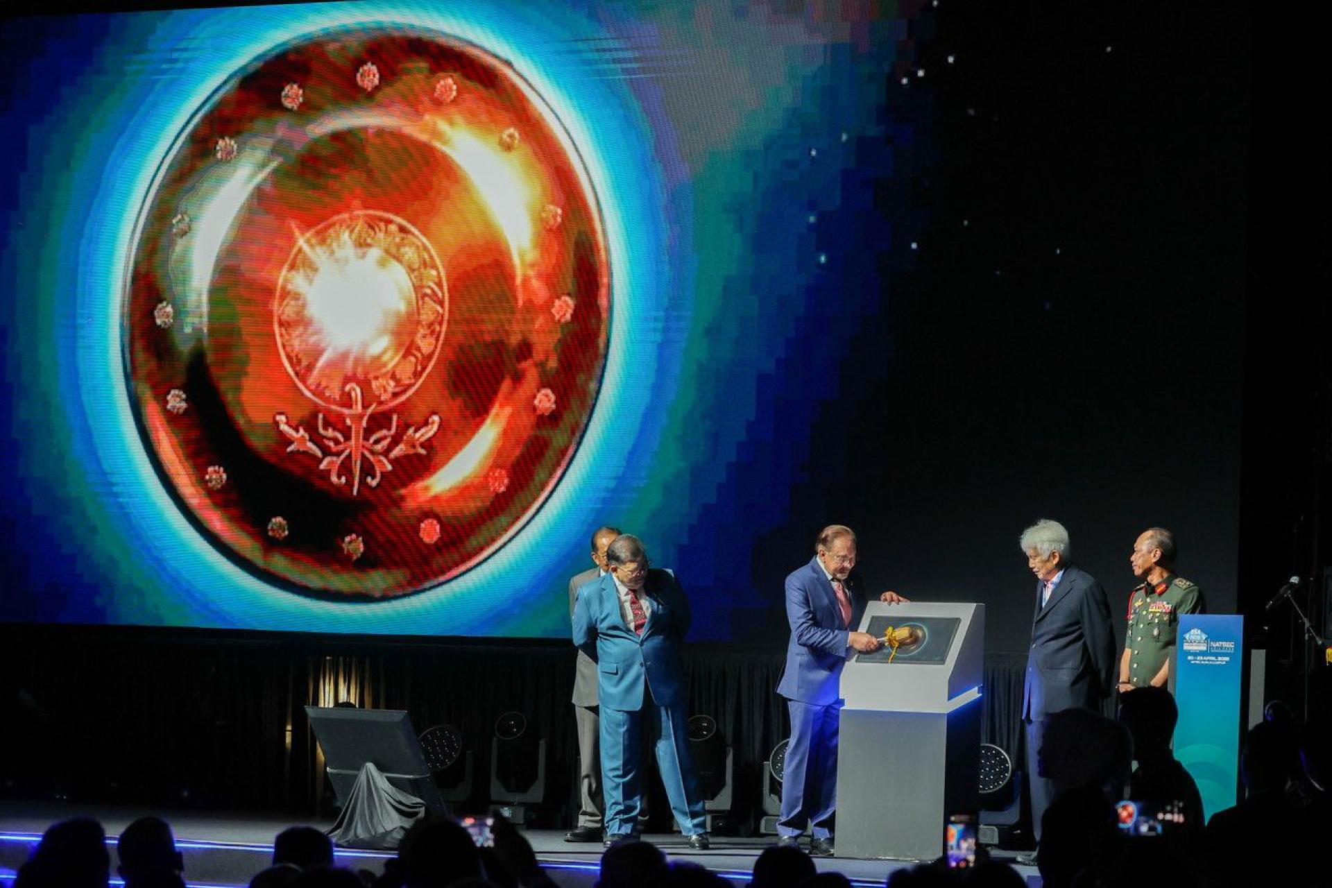 安华（中）为2026年亚洲防务展（DSA）与亚洲国家安全展（NATSEC）主持开幕仪式。