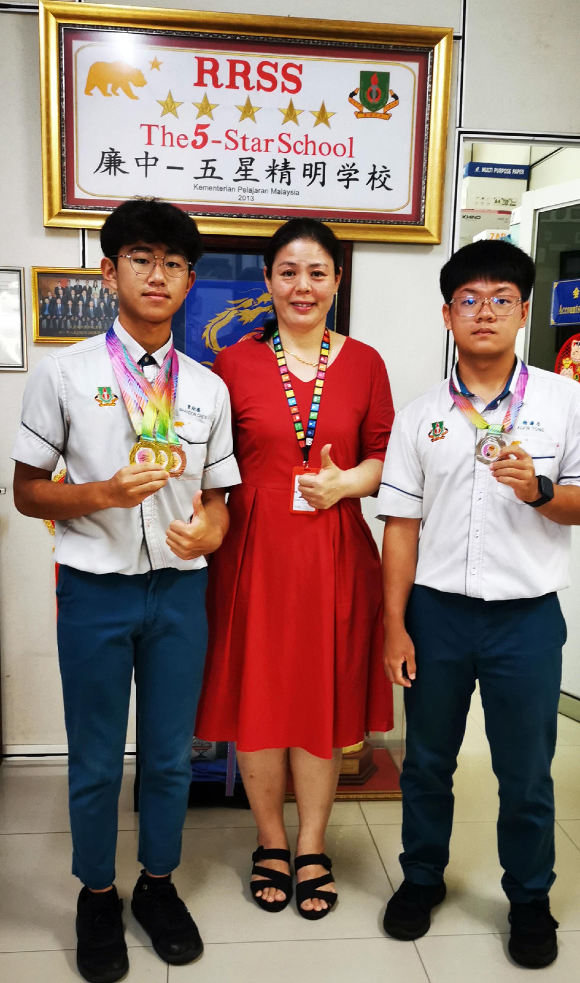 廉律中学來自3尊重班的曾励腾同学和3同理班的杨谦乐同学在“2026年砂拉越青少年射箭锦标赛”表現亮眼，勇创佳绩，为校争光。