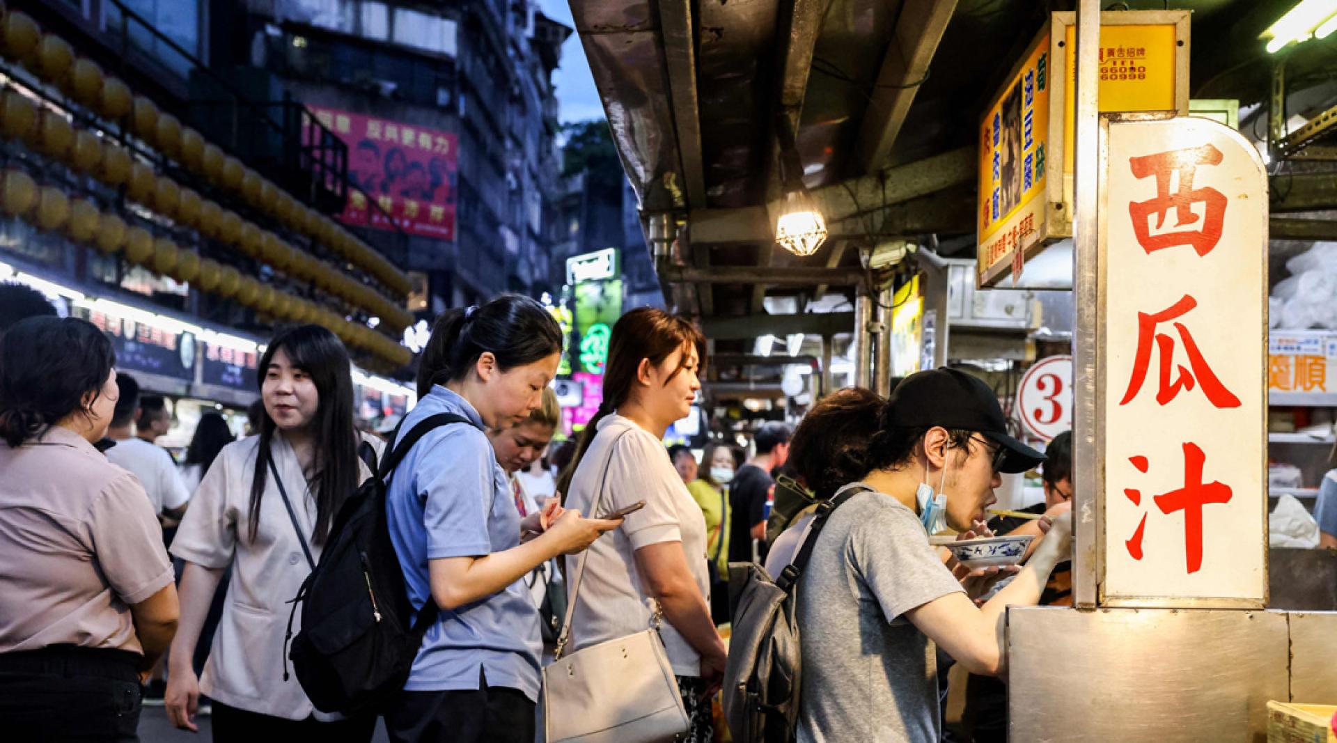 民进党政府称，10项涉台措施将单纯的经贸交流措施“政治化、工具化、武器化”。图为基隆夜市。