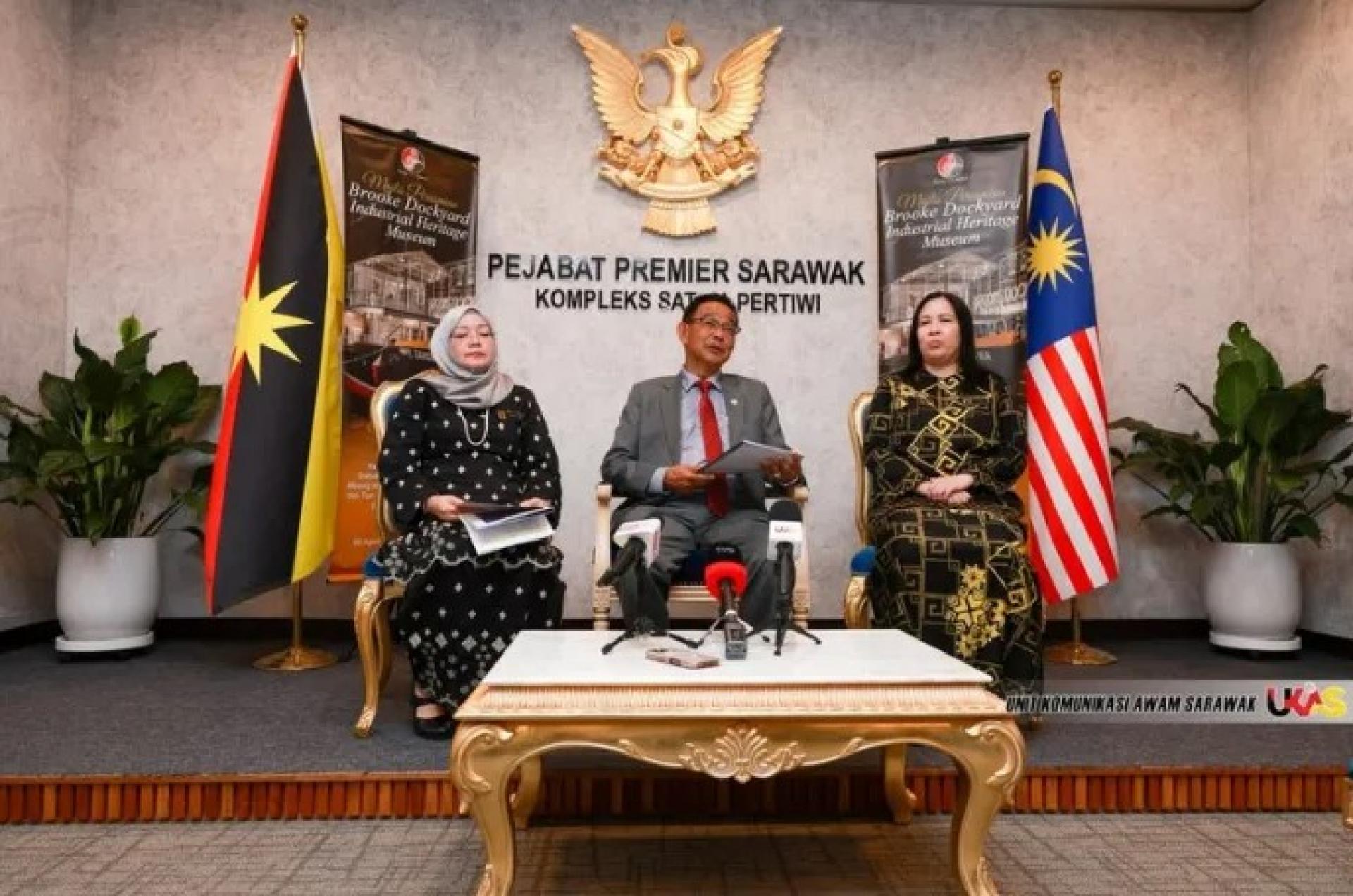 阿都卡林（中）在古晋柏特拉再也砂拉越祖国英雄大厦拜会砂总理阿邦佐哈里后，在南希（左）及雅斯敏陪同下向媒体发表谈话。图：Ukas