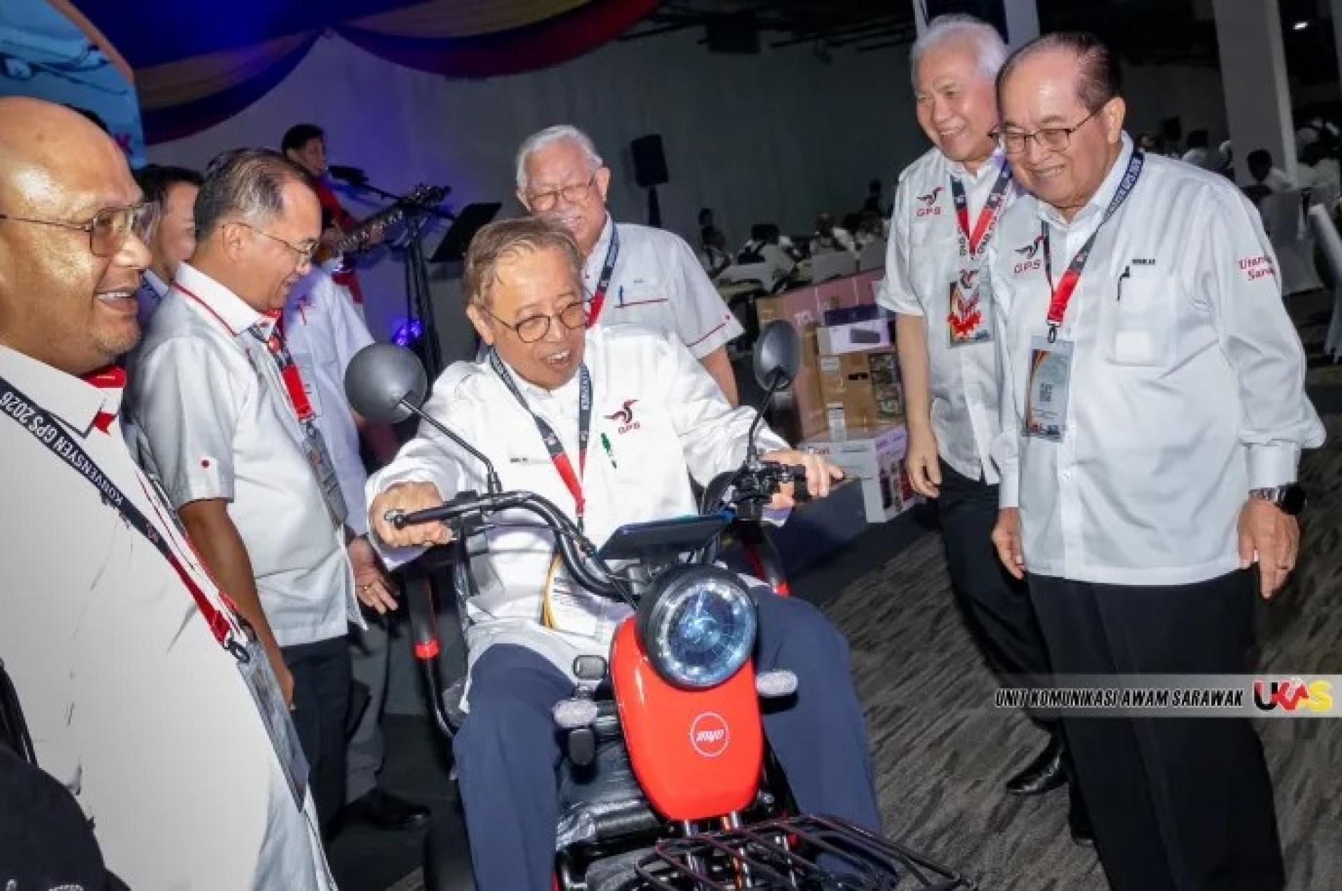 阿邦佐哈里在2026年砂盟大会晚宴上骑电动滑板车，即兴之举为现场带来轻松欢乐气氛。图：Ukas