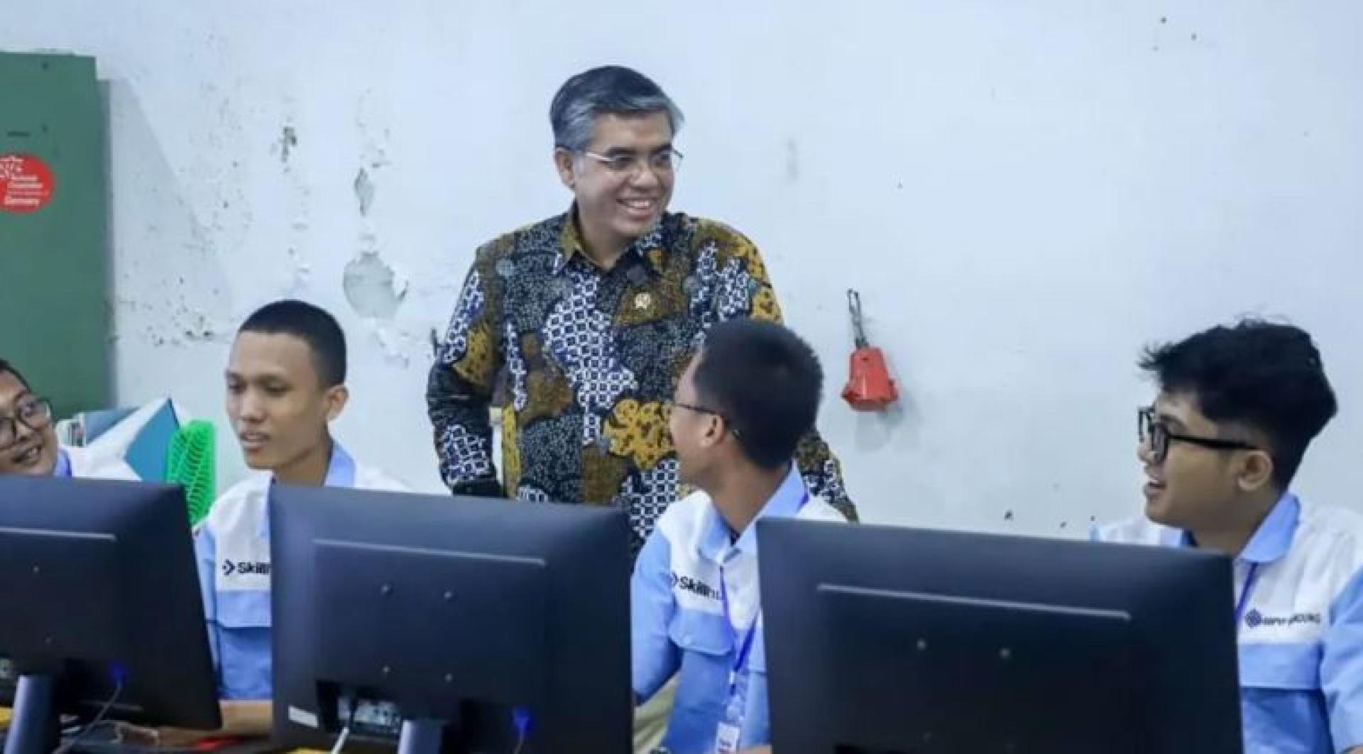 劳动力部长亚西尔利周五在西爪哇省万隆职业与生产力培训发展中心视察2026年第一批全国职业培训计划的落实情况。