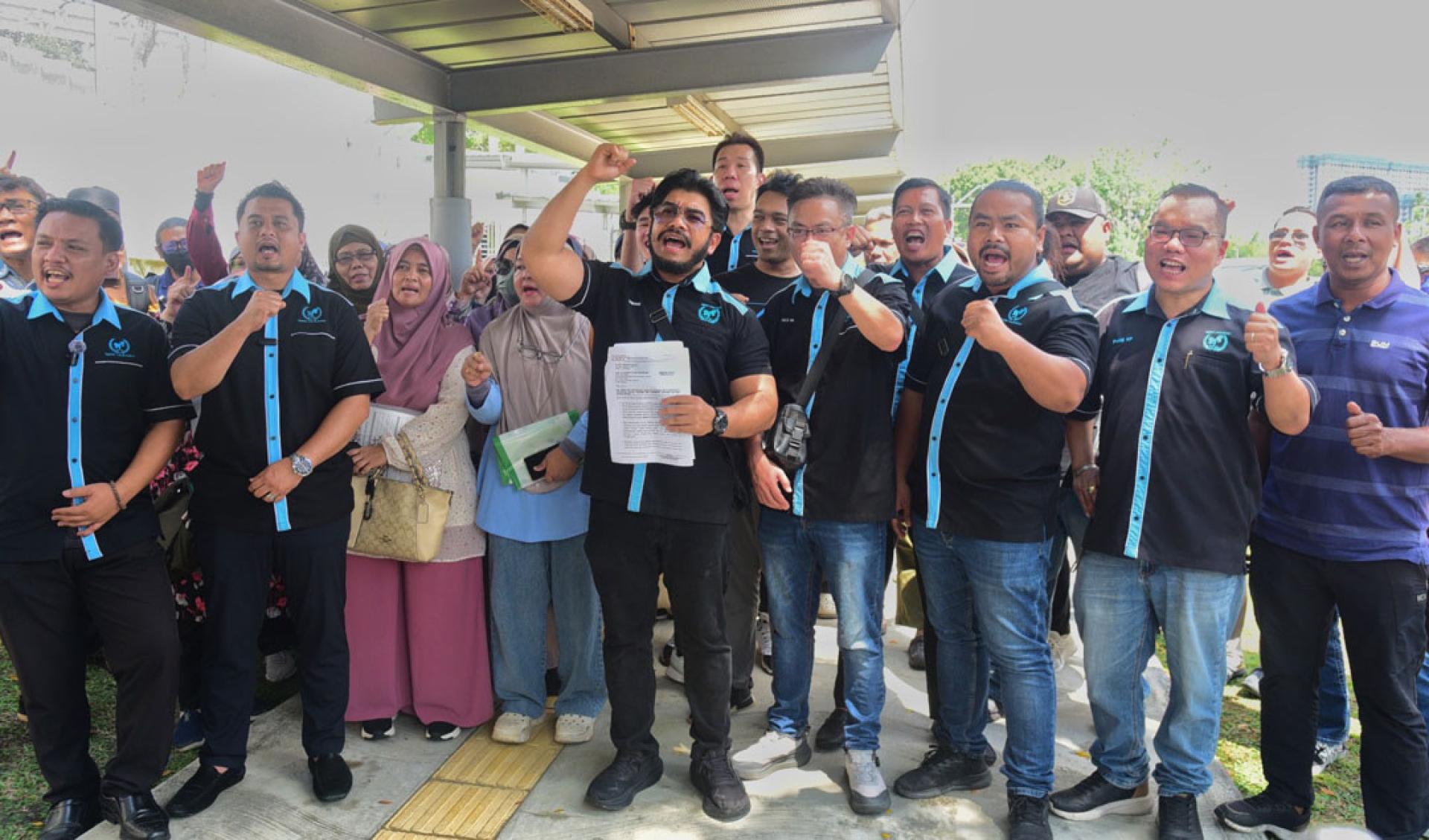 希山慕丁（前排左5）与受骗者一同到反贪会总部陈情，要求当局介入彻查合作社卷款而逃的弊案。