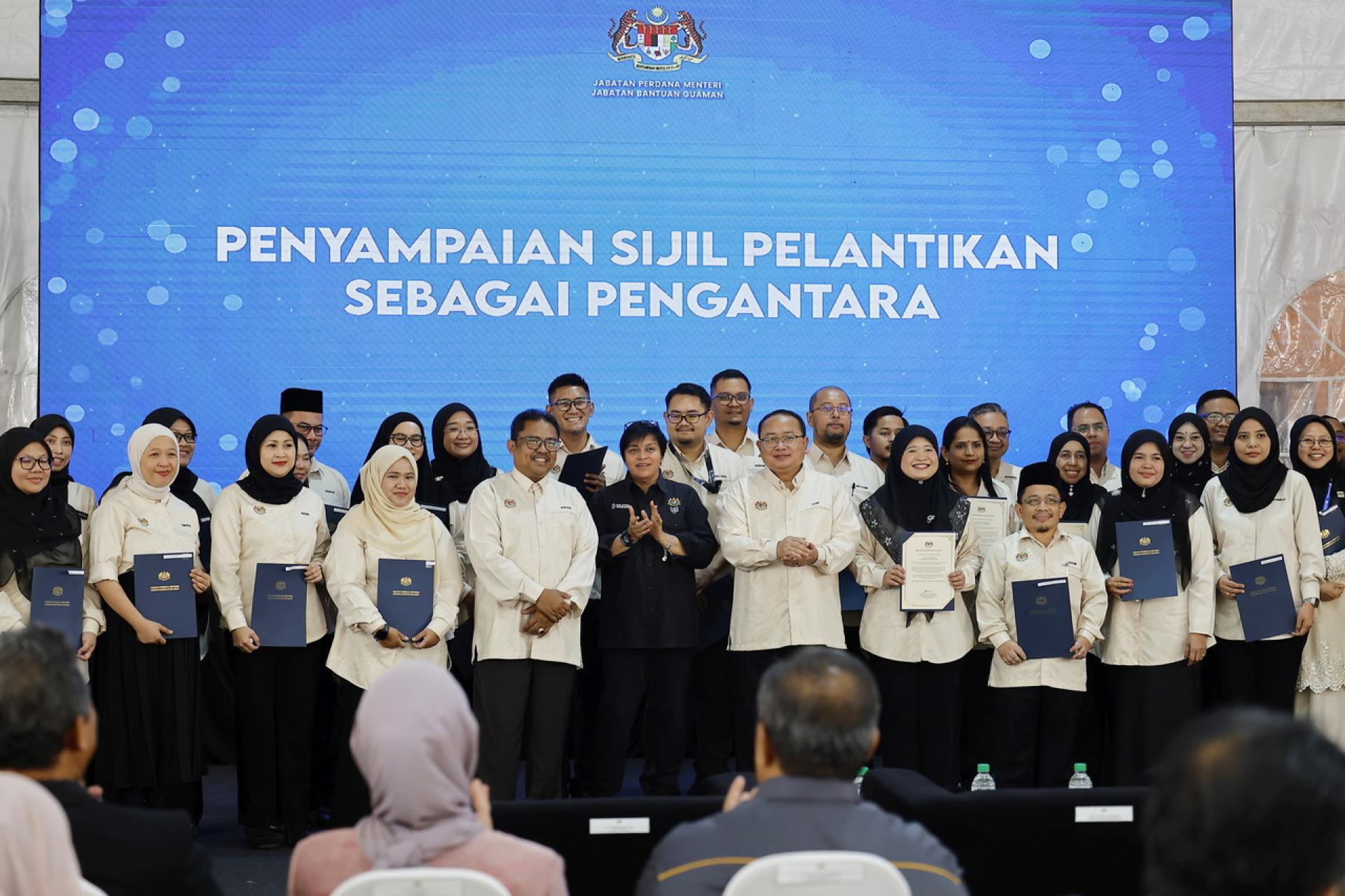 阿莎丽娜与新获委任的法律援助局调解官合影。出席者还包括法律援助局总监诺拉兹米。