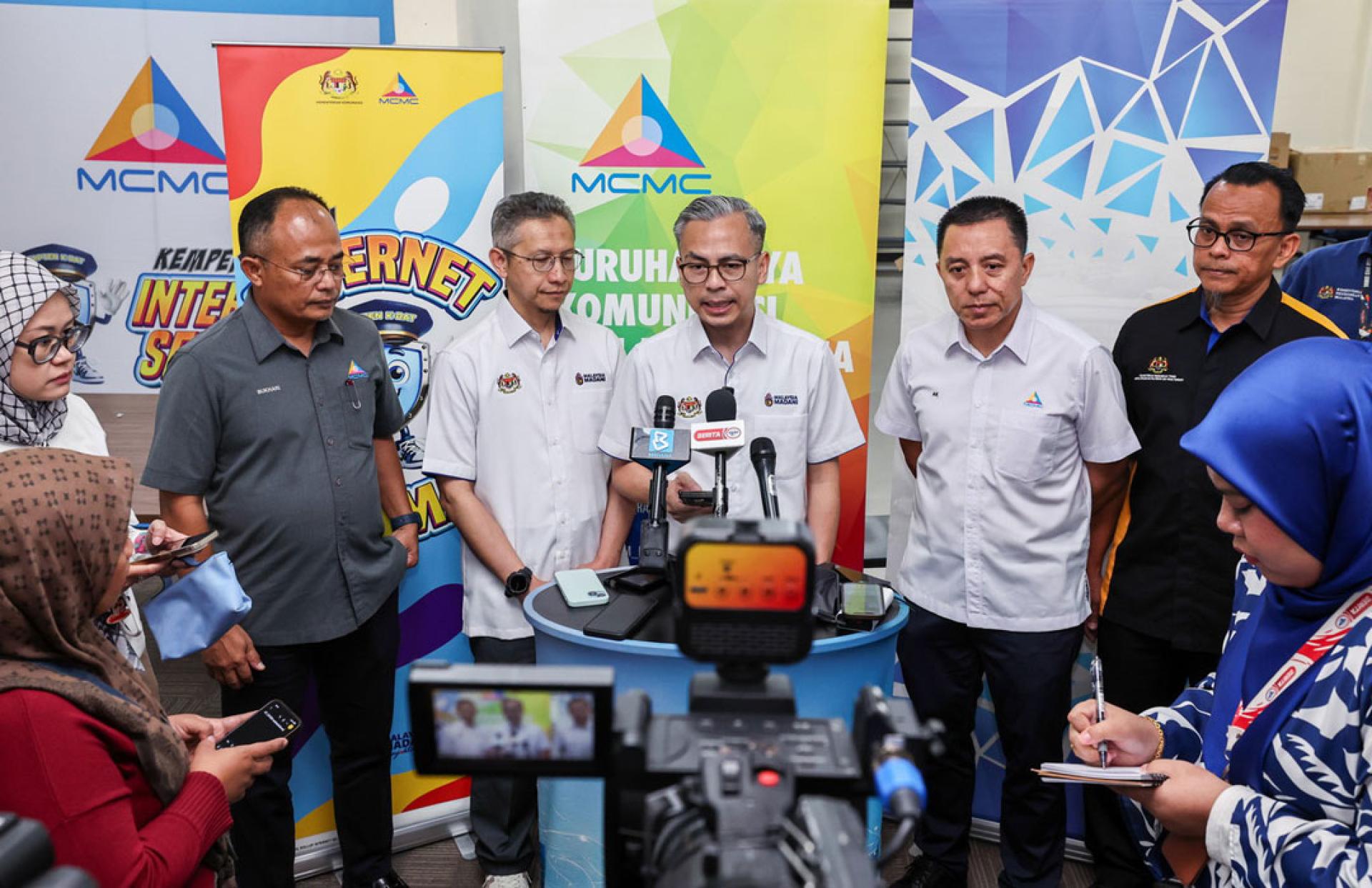 法米（中）周一在迷你图书馆举行的“安全上网运动”新闻发布会上发言。出席者还包括通讯部秘书长阿都哈林（左3）。