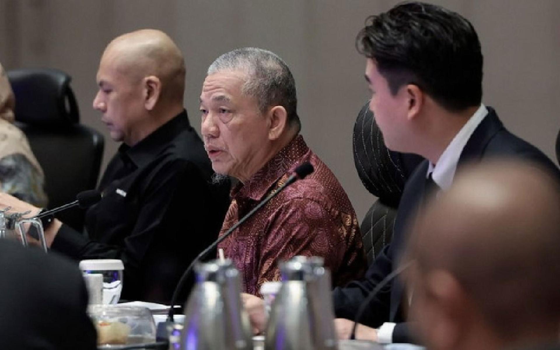 法迪拉（中）主持沙巴及联邦直辖区“纰漏行动4.0”特工队成立会议。