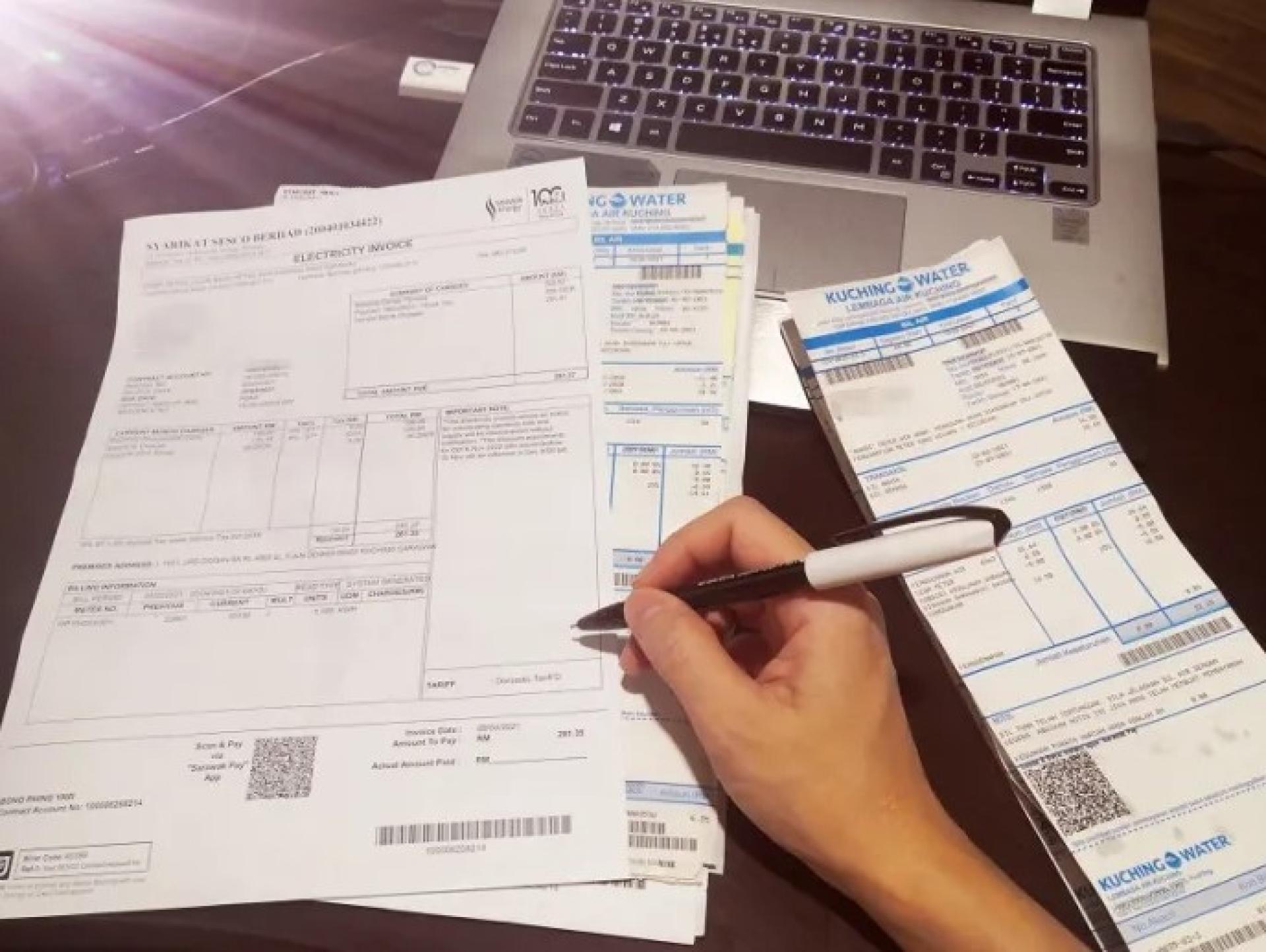 一叠水电账单的资料图片。
