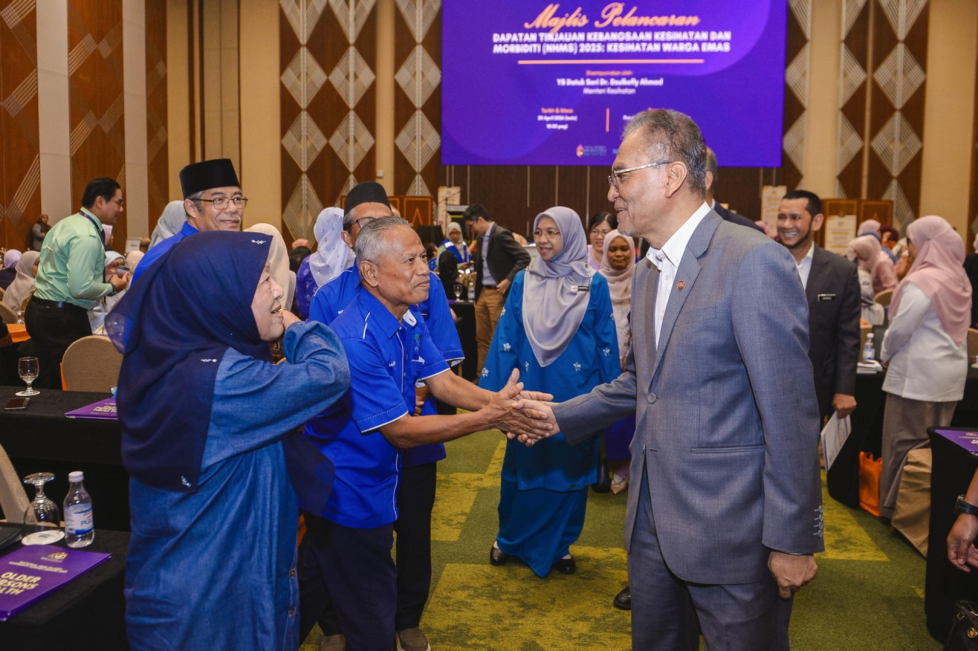 祖基菲里出席《2025年全国健康与发病率调查报告：老年人健康》发布会时，与长者亲切交流。