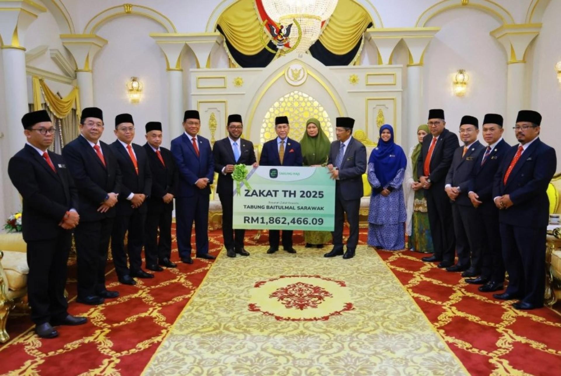 今日在砂州王宫举行的一场会面中，价值186万令吉的商业天课正式移交予砂拉越天课基金。