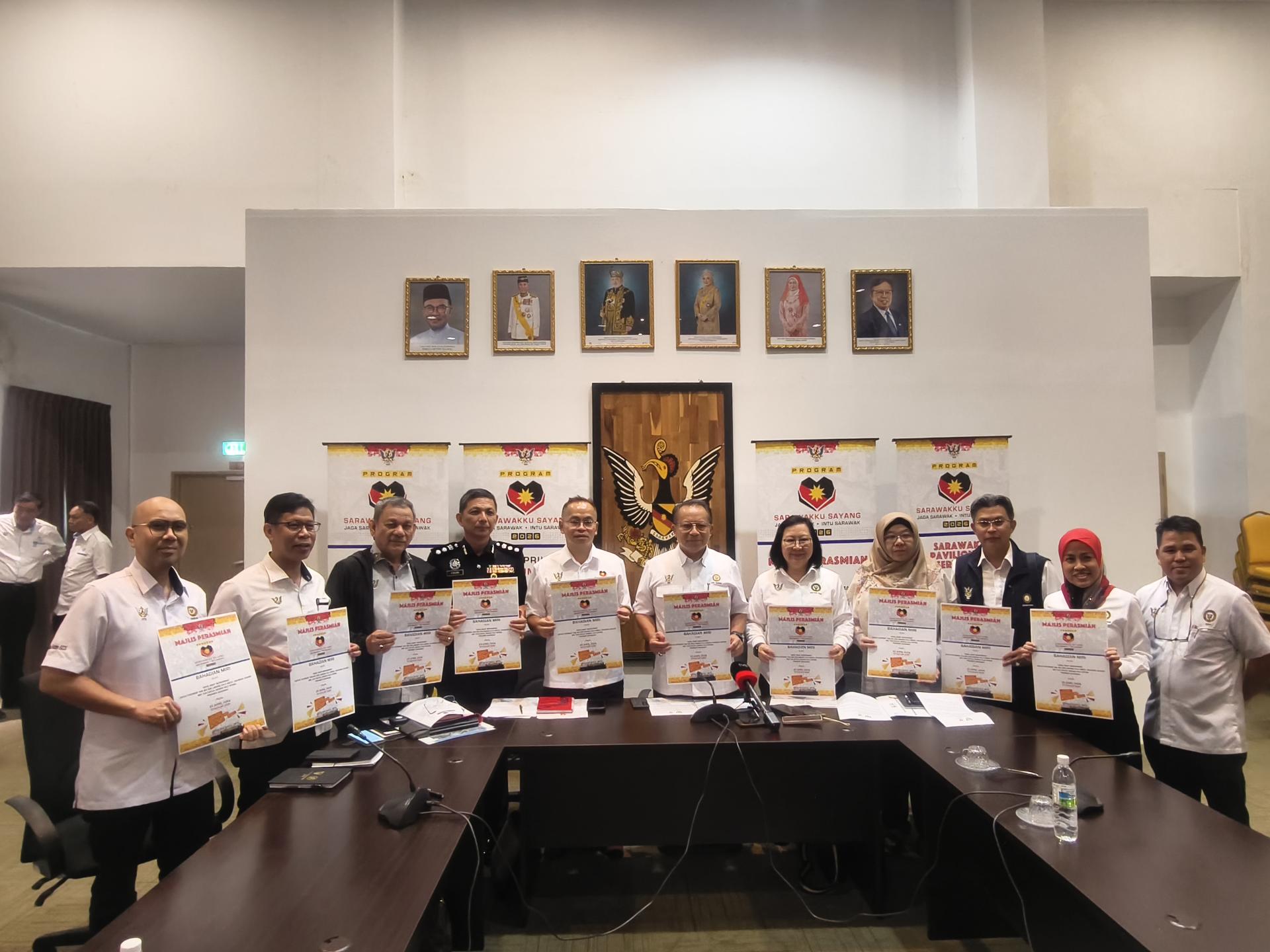 2026年“我亲爱的砂拉越”（Sarawakku Sayang）活动美里站新闻发布会。2026年我亲爱的砂拉越巡回活动（美里站）筹备会主席兼美里省省长卡隆鲁安、砂拉越政府秘书拿督阿玛莫哈末阿布巴卡马祖基与砂拉越政府副秘书（行政）拿督陈月花一行人合影。