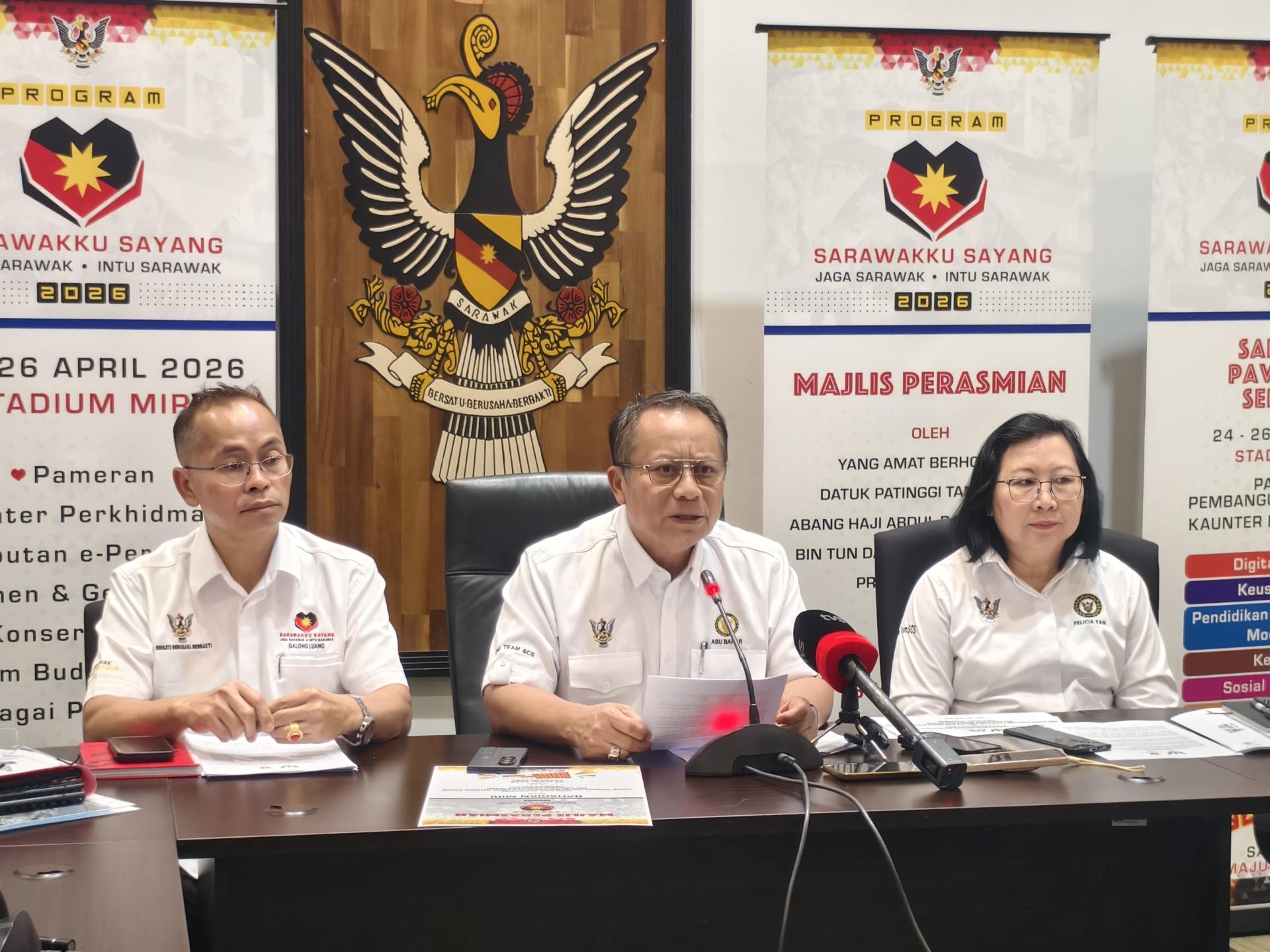 砂拉越政府秘书拿督阿玛莫哈末阿布巴卡马祖基（中）在新闻发布会上发言，说明“我亲爱的砂拉越”活动美里站筹备情况。左为2026年我亲爱的砂拉越巡回活动（美里站）筹备会主席兼美里省省长卡隆鲁安，右为砂政府副秘书（行政）拿督陈月花。