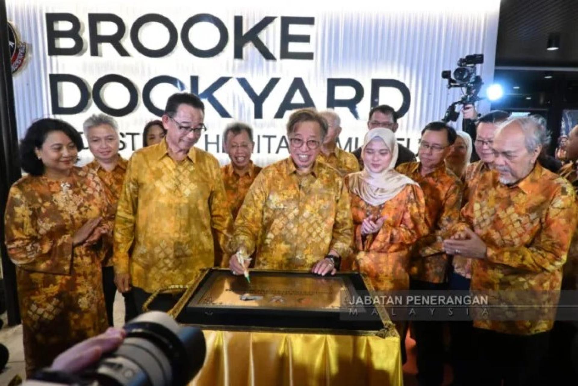 阿邦佐哈里于2026年4月20日为布鲁克船坞工业遗产博物馆开幕签署纪念牌，阿都卡林（前排左2）等嘉宾在旁见证。（照片来源：砂拉越新闻局）
