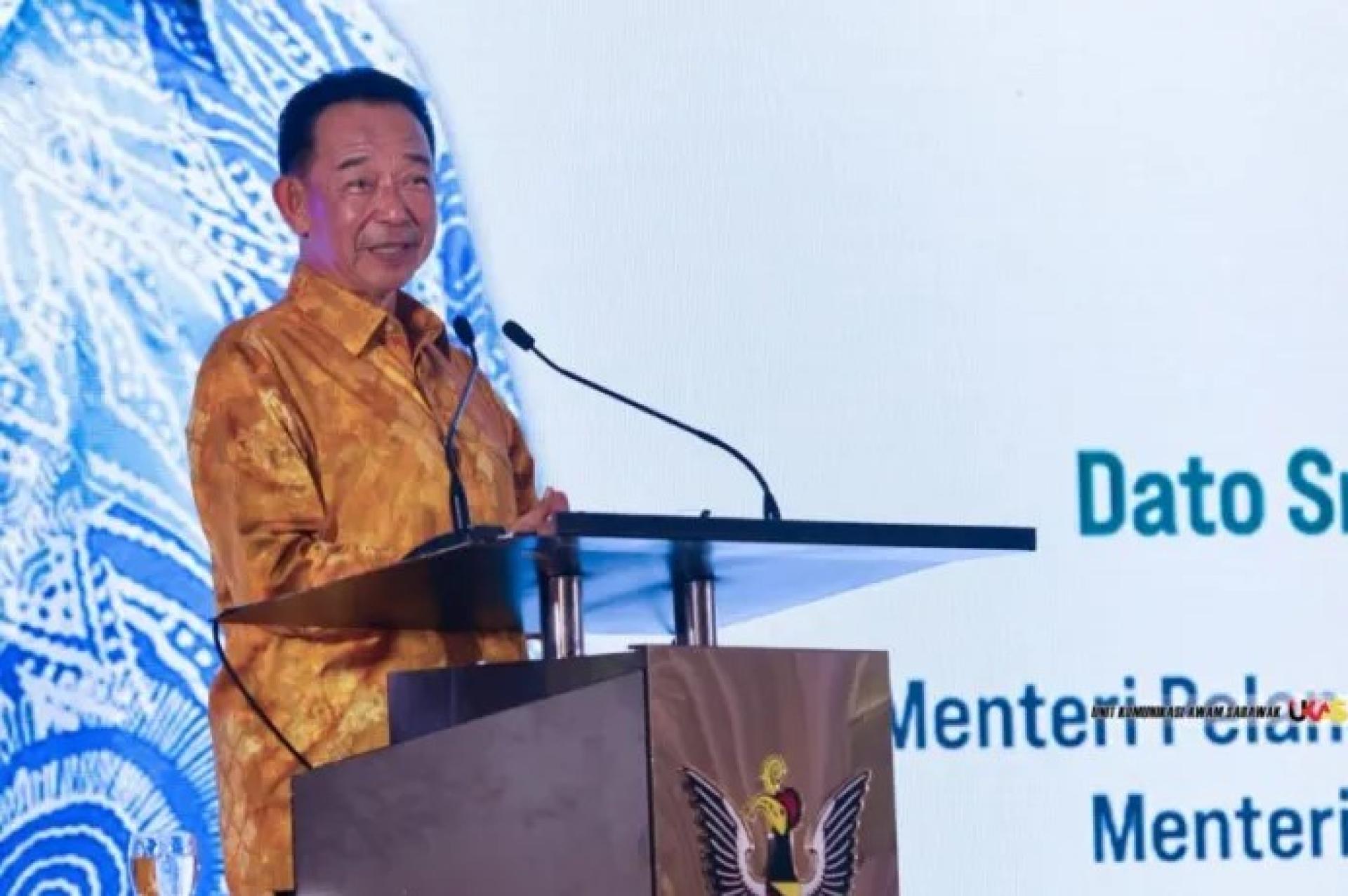 阿都卡林于4月20日在布鲁克船坞工业遗产博物馆开幕仪式上致词。（照片来源：Ukas）